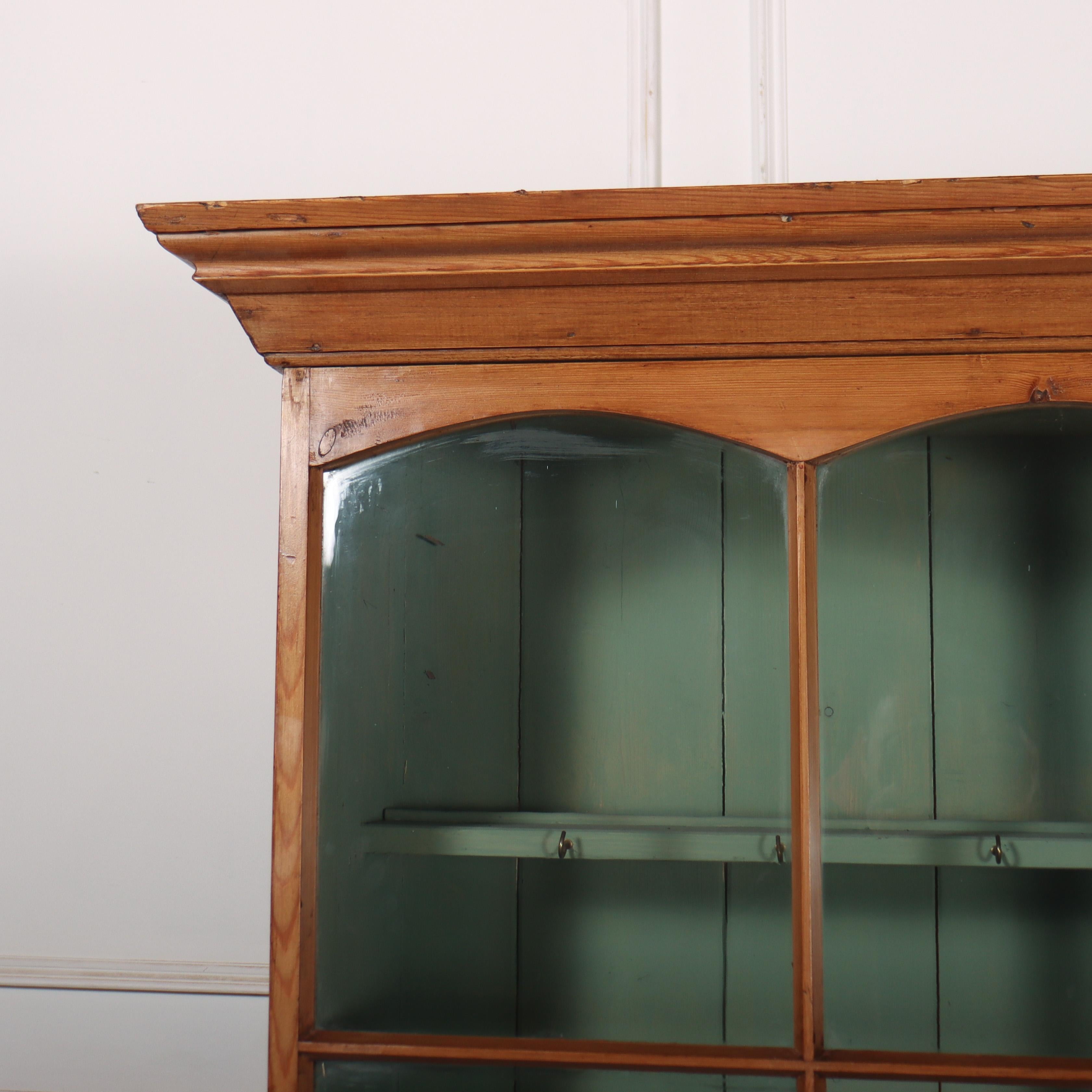 Graziosa cassettiera in pino smaltato inglese dell'inizio del XIX secolo. 1820. 

Codice: 9222

Dimensioni:
L: 62,5