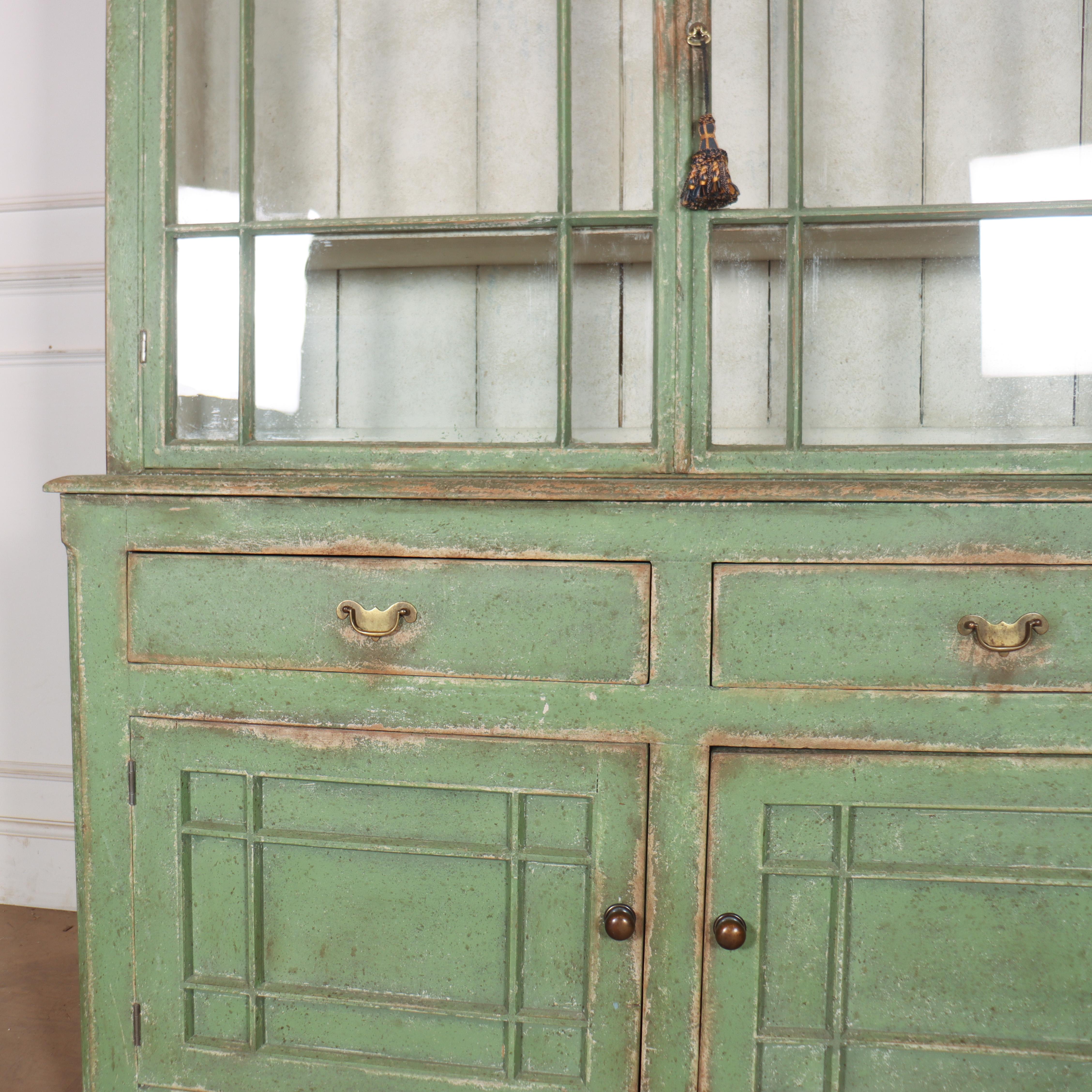 Merveilleuse commode de cuisine en pin vernissé du 19e siècle. 1840.


Code : 8842

Dimensions :
W: 59