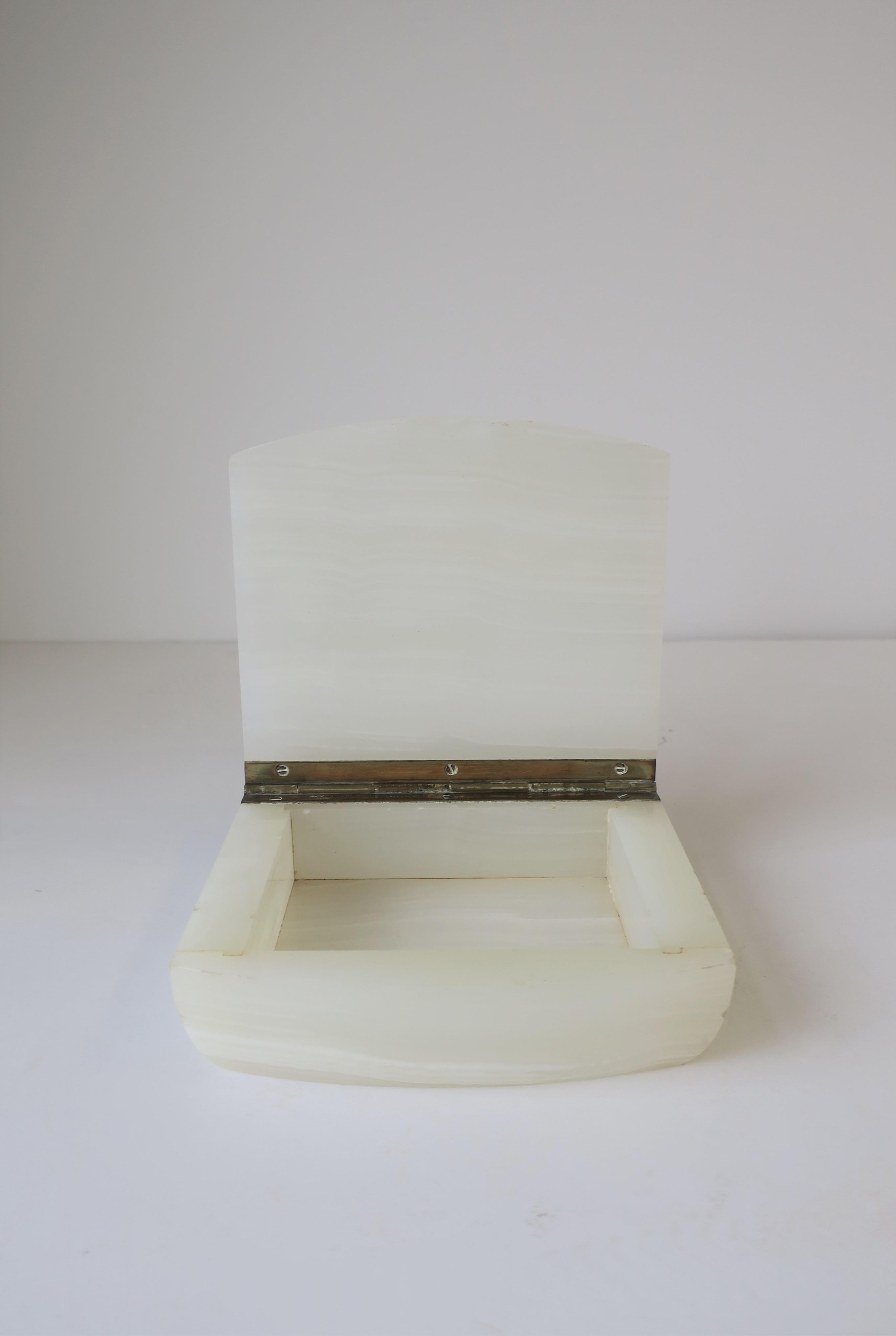 Moderner englischer Onyx-Marmor-Schmuckkästchen im Art déco-Stil  (Messing) im Angebot