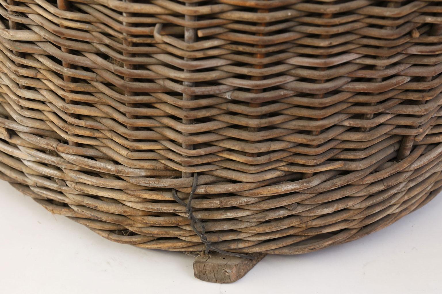 Iron English Brown Wicker Dog Kennel Basket For Sale