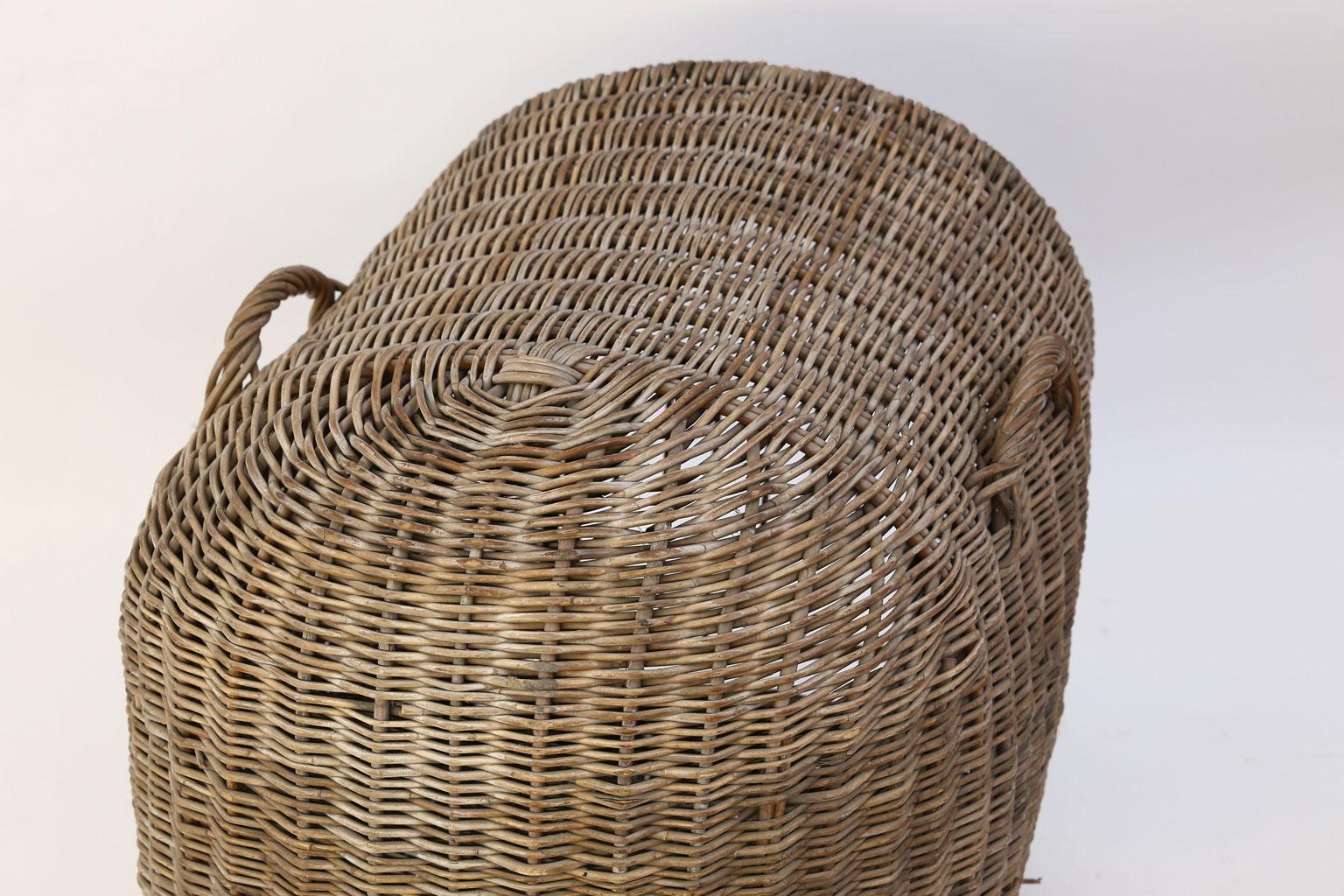Early 20th Century English Brown Wicker Dog Kennel Basket For Sale