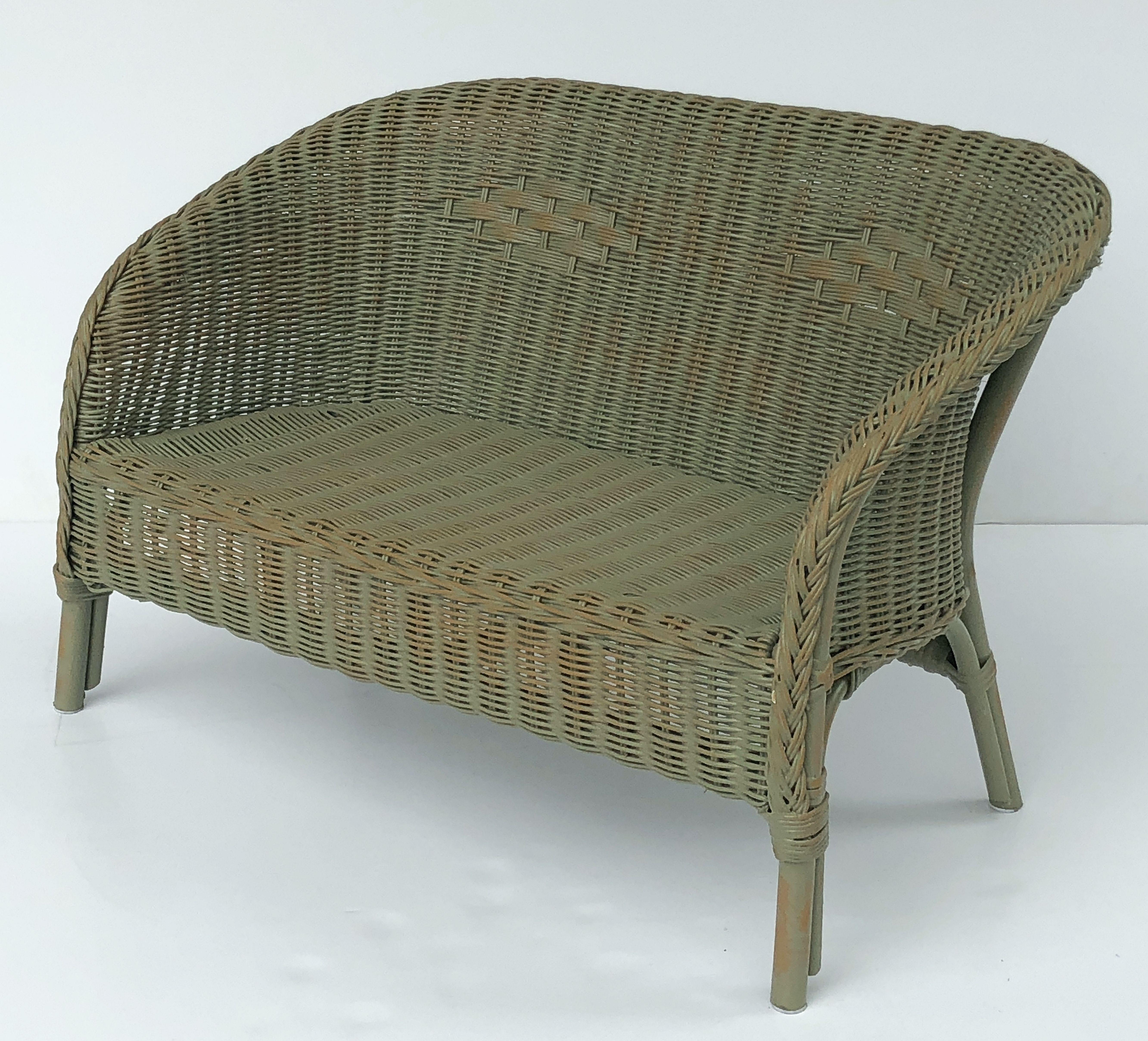 English Wicker Garden Child's Settee Bench or Seat by Lloyd Loom In Good Condition In Austin, TX
