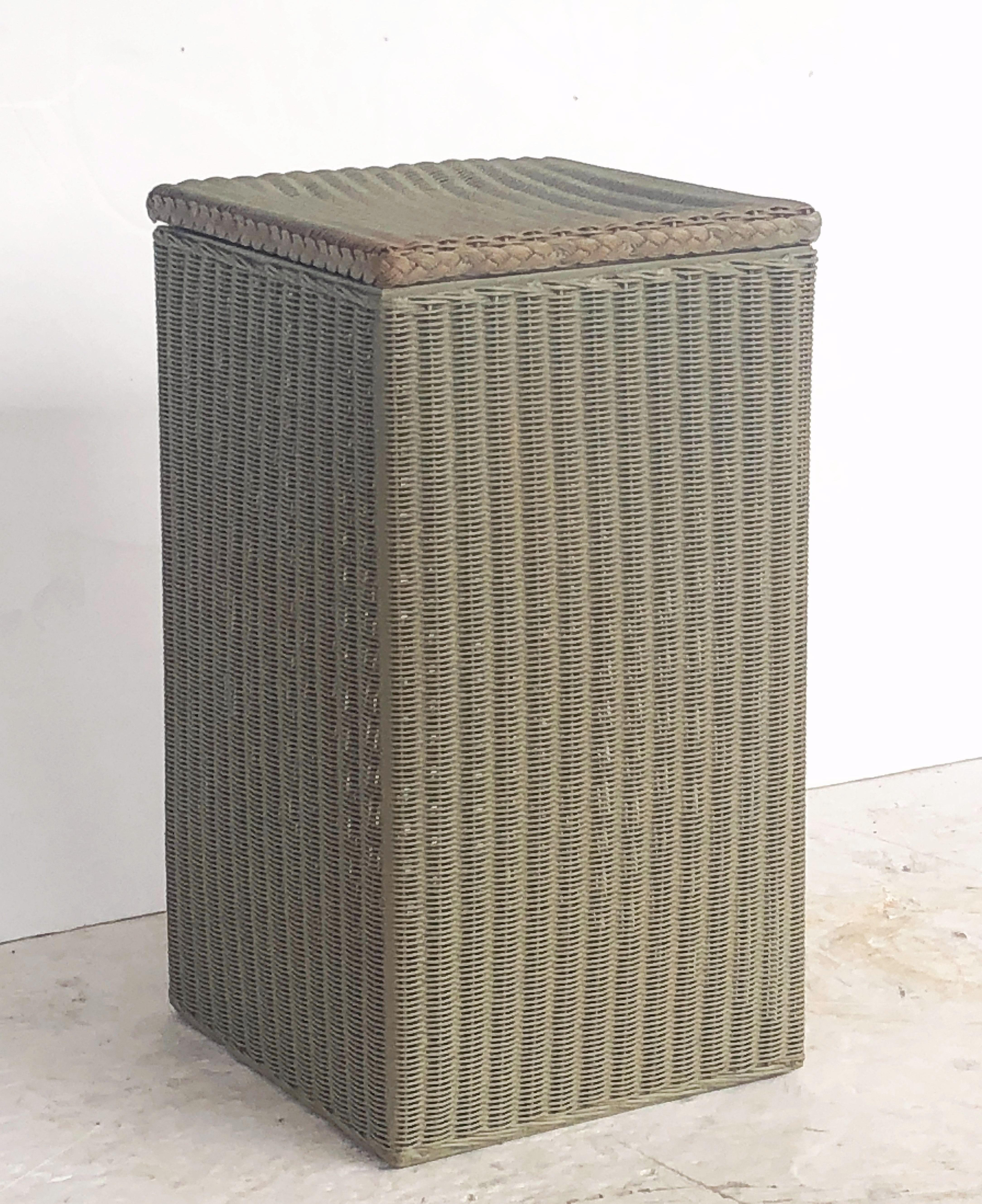 English Wicker Garden Square Linen Hamper by Lloyd Loom In Good Condition In Austin, TX