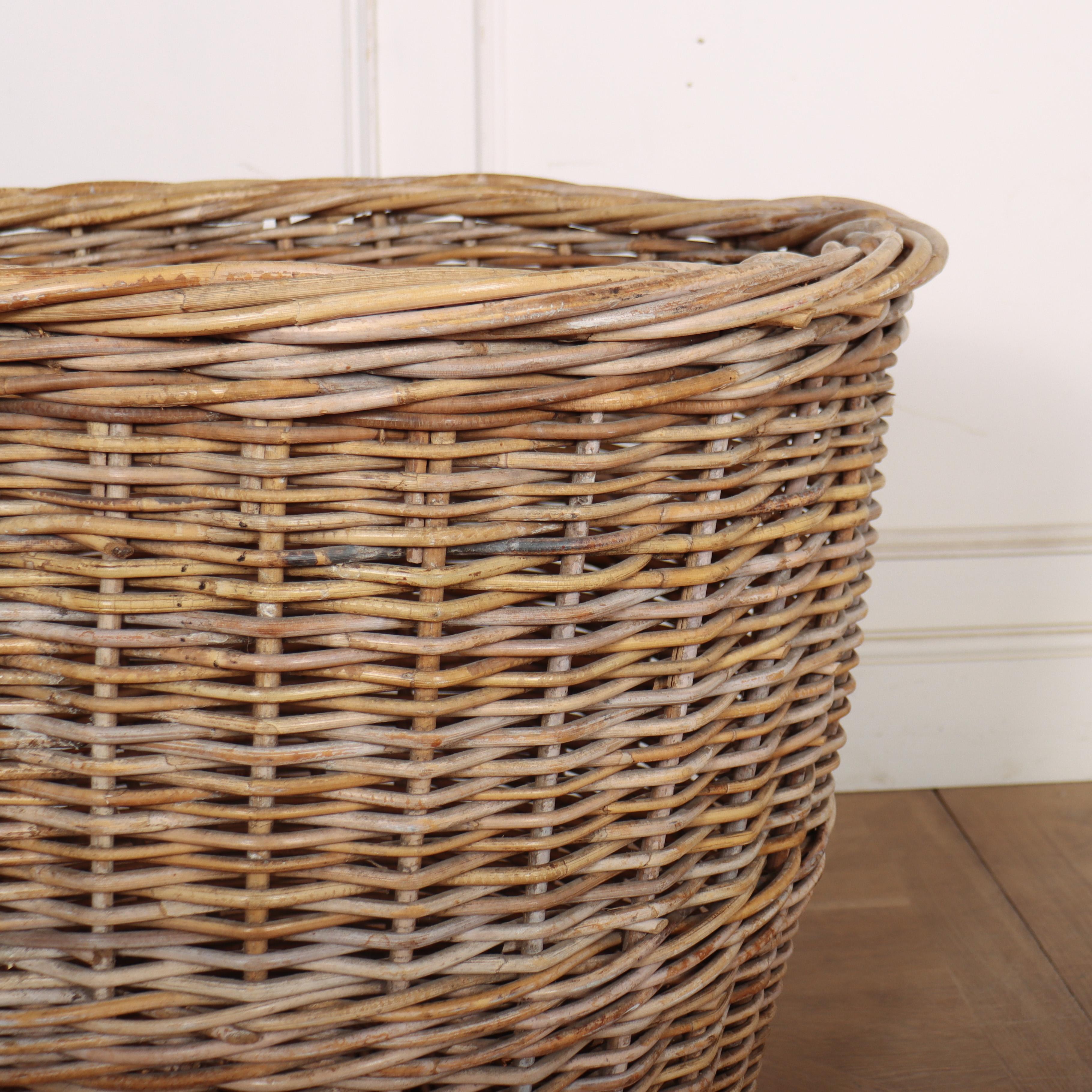 Large 1930's English wicker log basket. 

Internal reference: H


Code: 9163

Dimensions:
H: 26.5