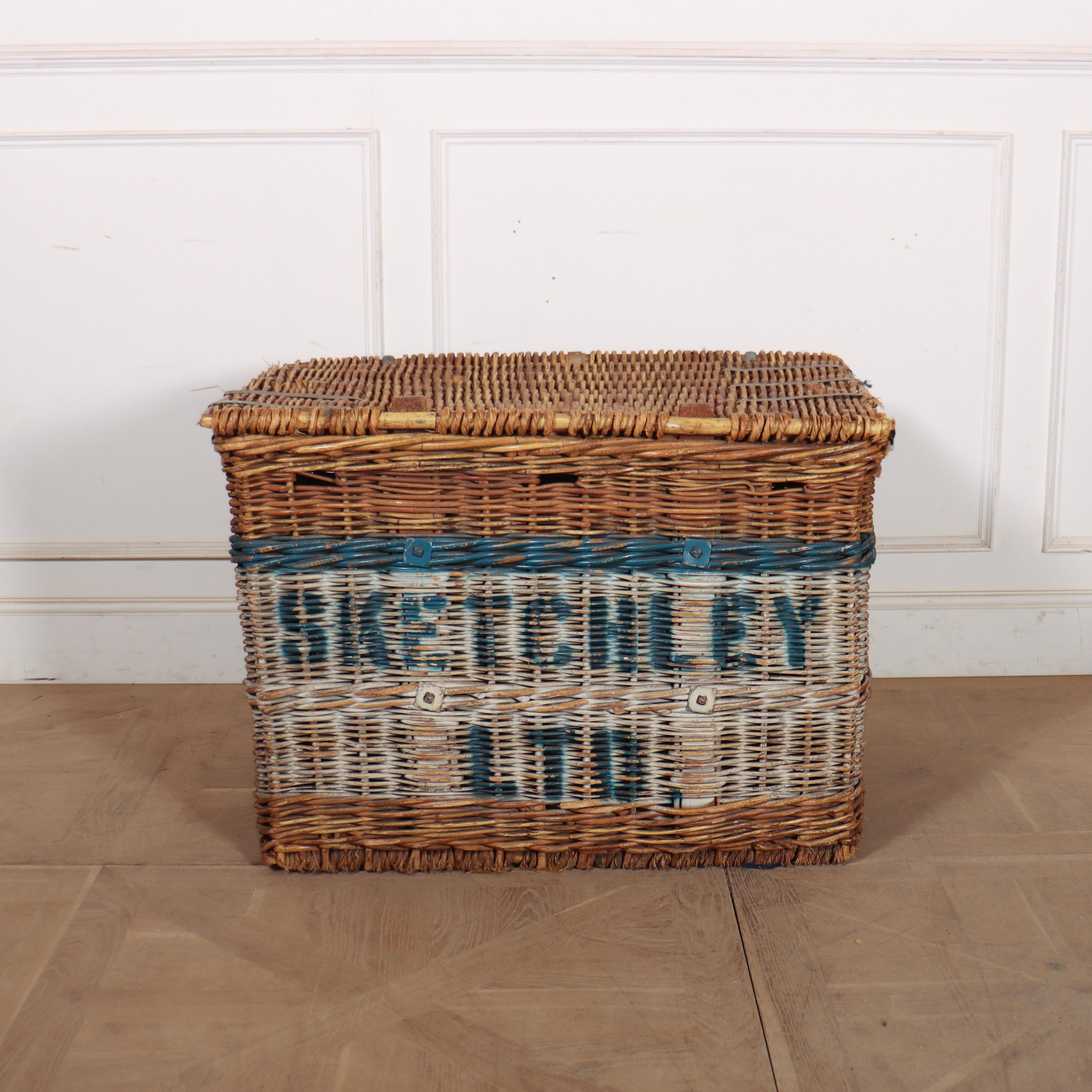 Cestino in vimini inglese proveniente da una fabbrica di tessuti. Sarebbe un meraviglioso cesto di tronchi. 1900.


Cestino di riferimento: A

Codice: 9207

Dimensioni:
W: 39