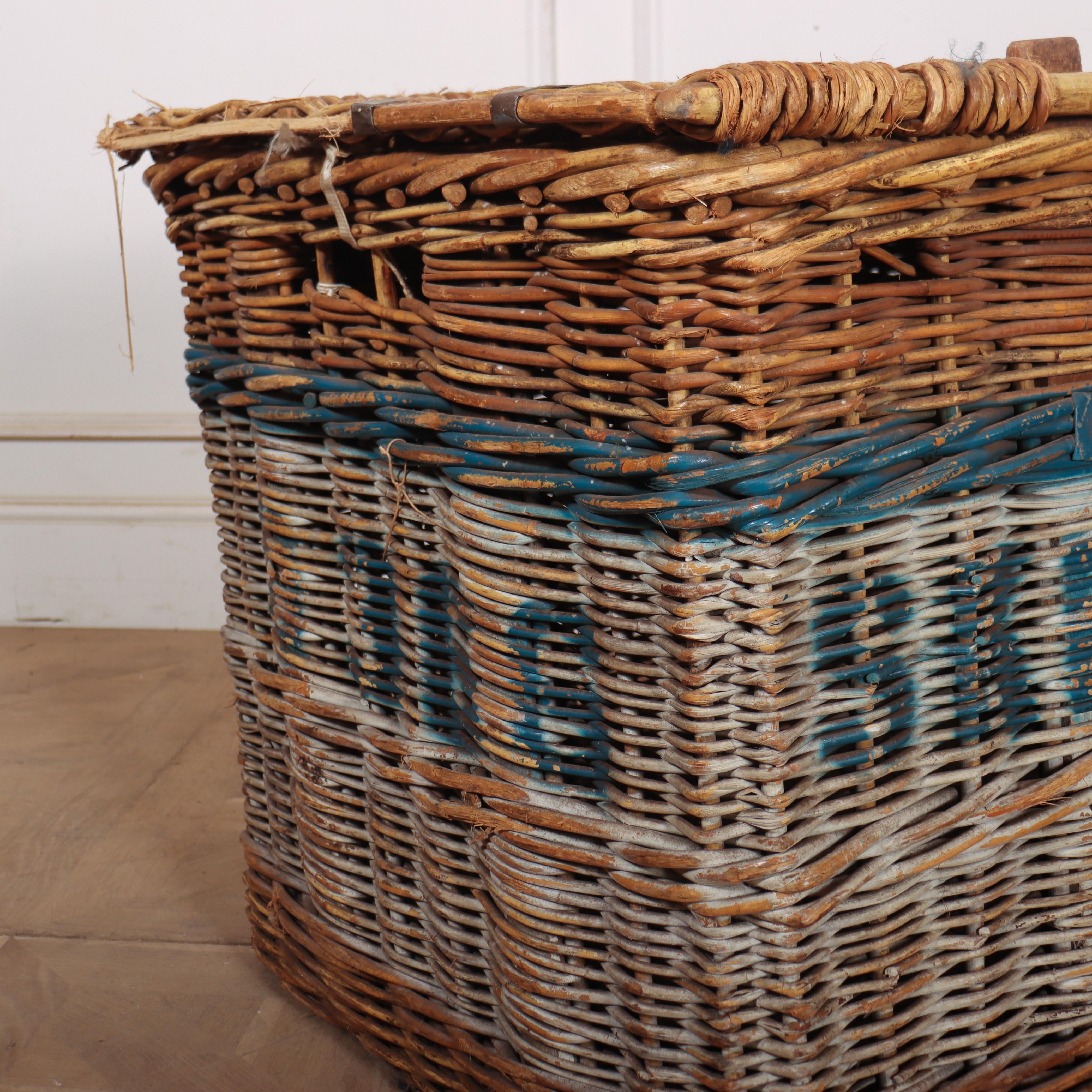 Vittoriano English Wicker Log Basket in vendita