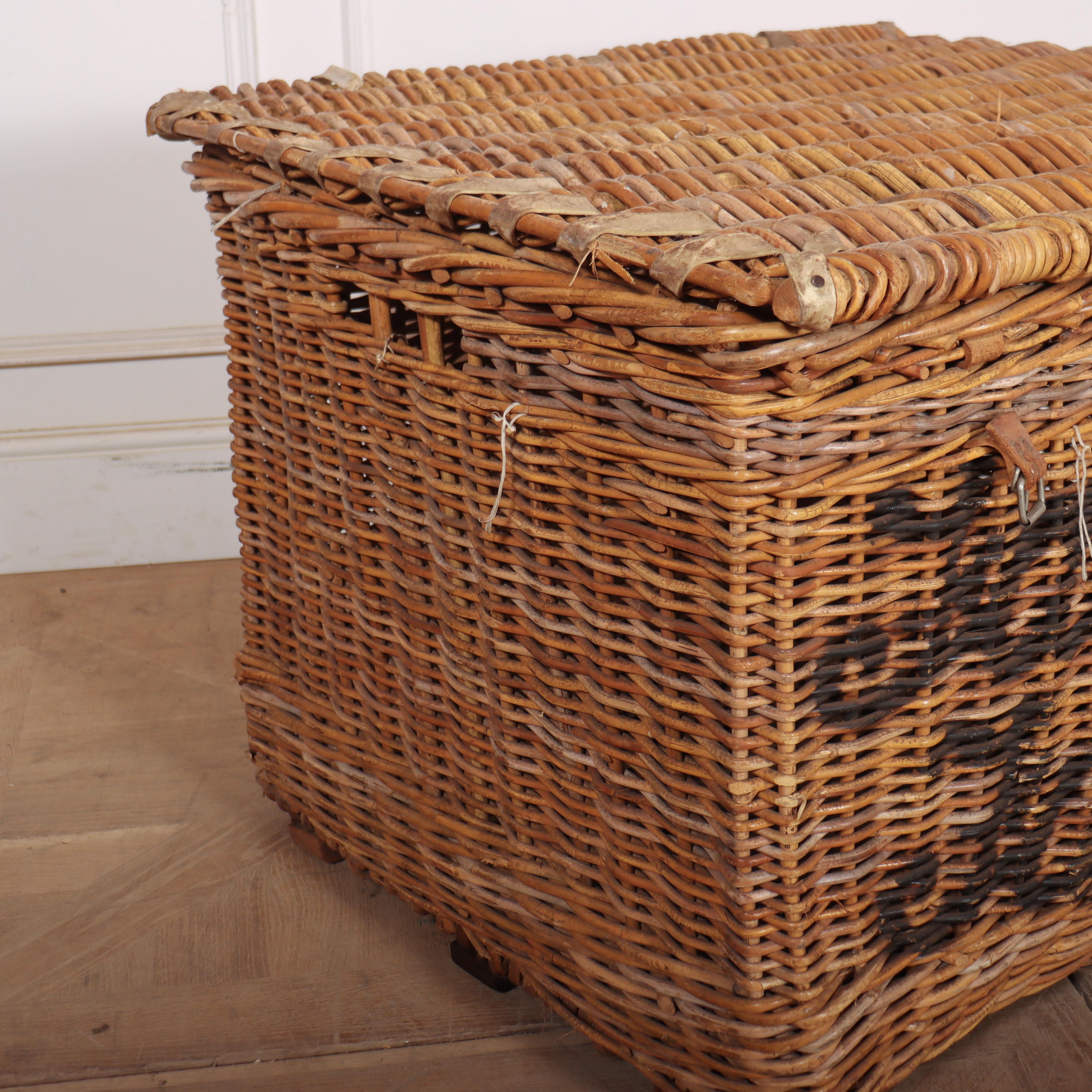 Vittoriano English Wicker Log Basket in vendita