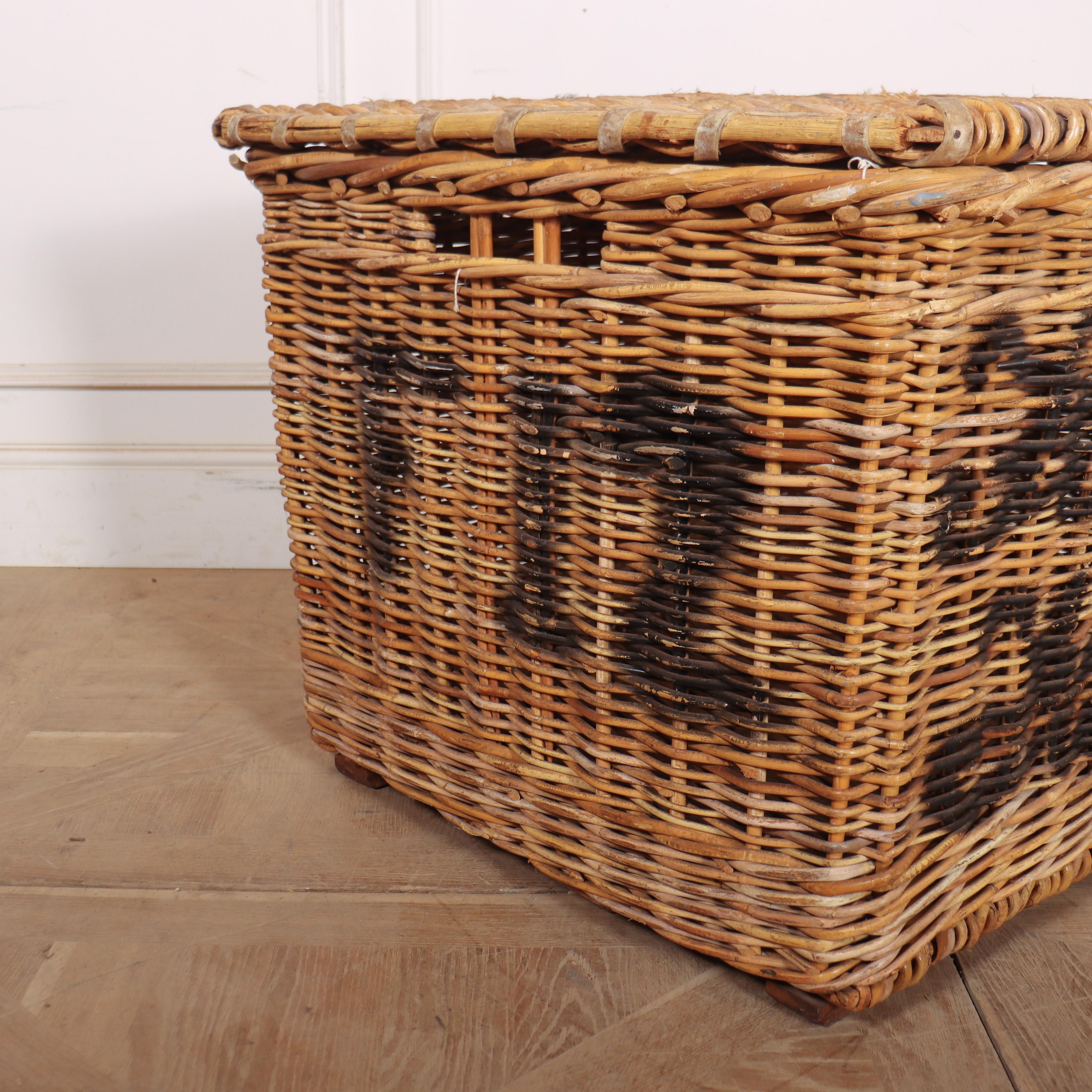 Vittoriano English Wicker Log Basket in vendita