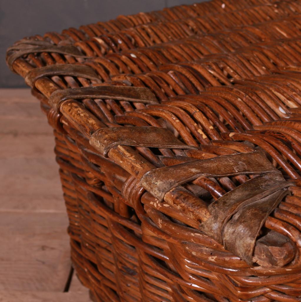 English Wicker Log Basket In Good Condition In Leamington Spa, Warwickshire