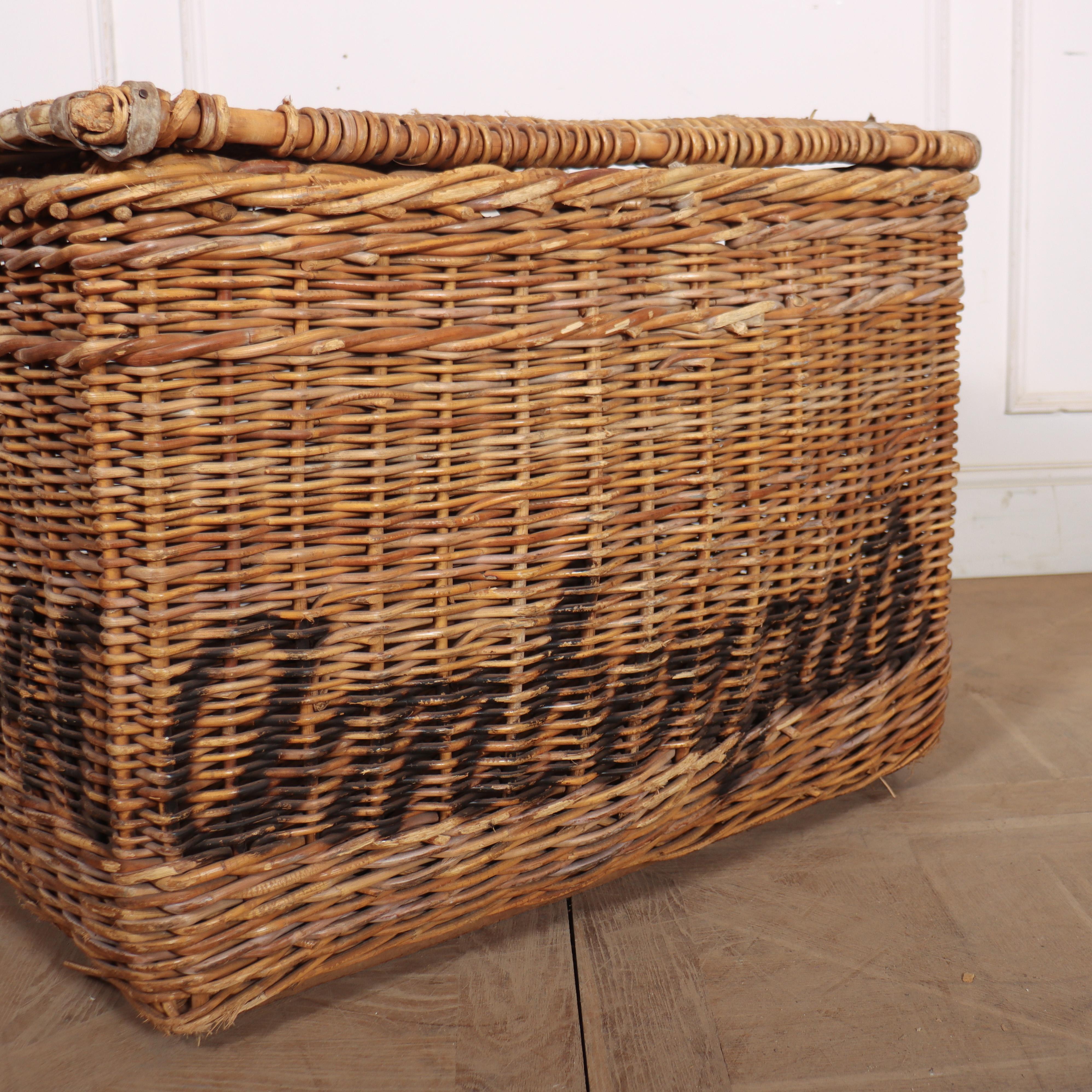 English Wicker Log Basket In Good Condition For Sale In Leamington Spa, Warwickshire
