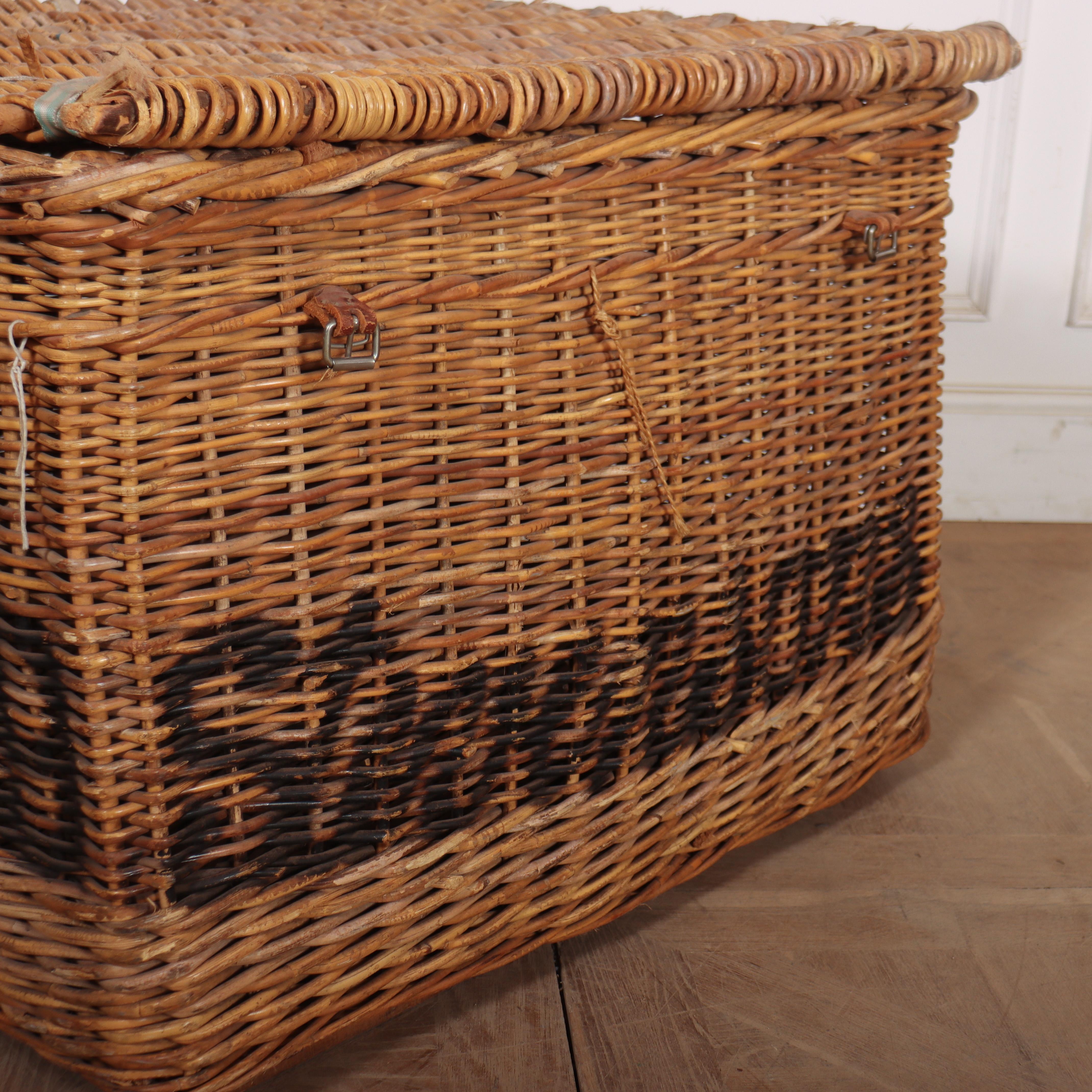 English Wicker Log Basket In Good Condition For Sale In Leamington Spa, Warwickshire