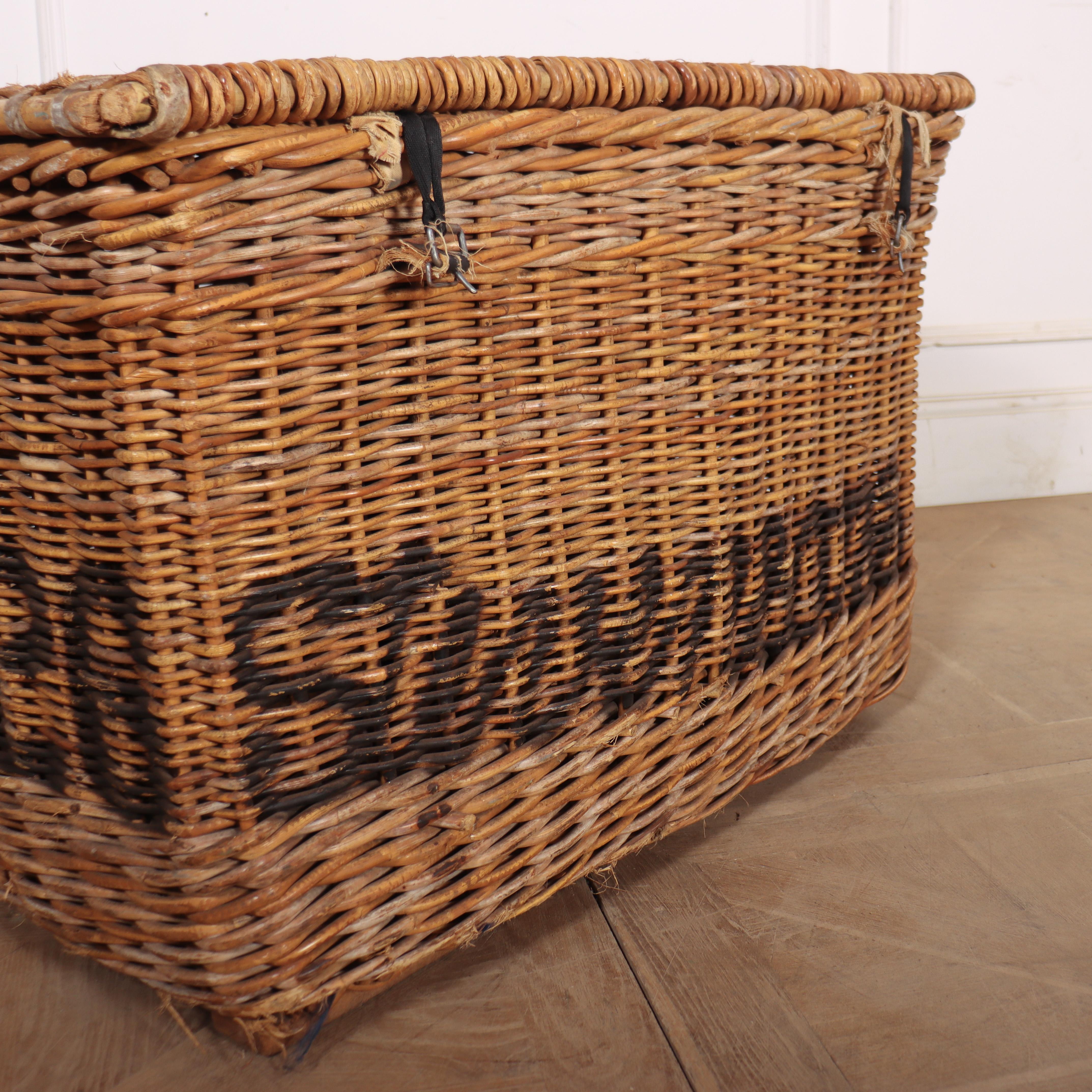 English Wicker Log Basket In Good Condition For Sale In Leamington Spa, Warwickshire