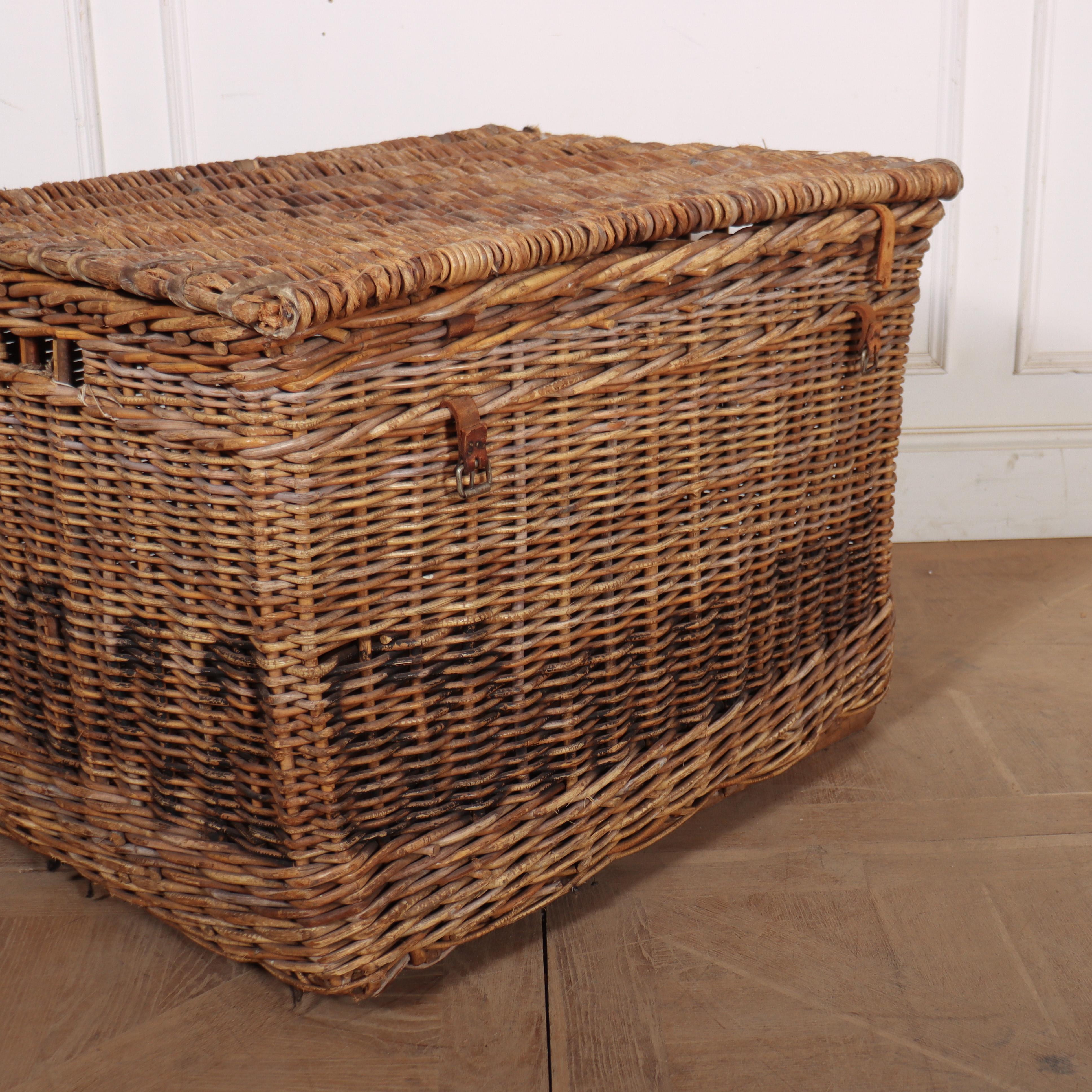 English Wicker Log Basket In Good Condition For Sale In Leamington Spa, Warwickshire