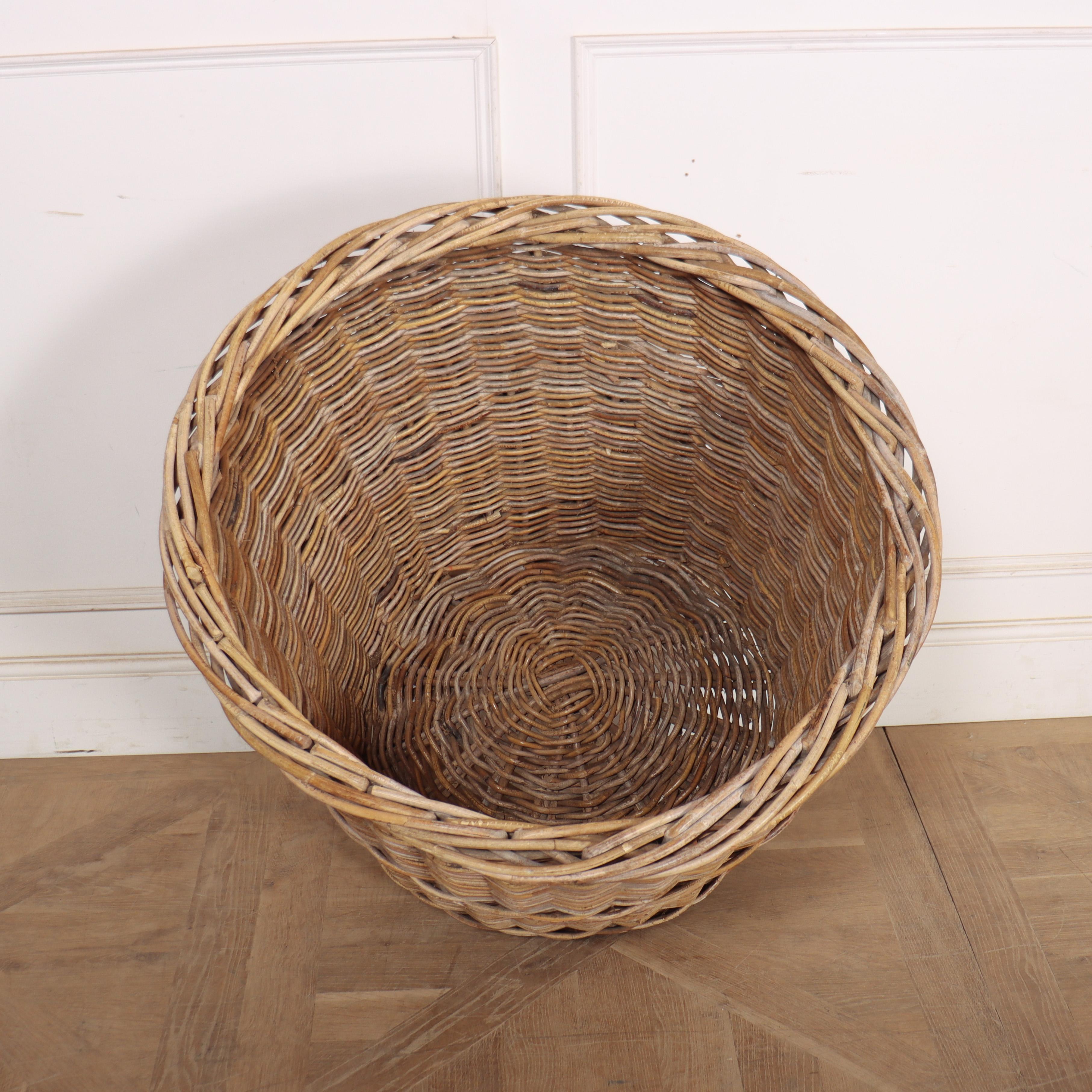 English Wicker Log Basket In condizioni buone in vendita a Leamington Spa, Warwickshire