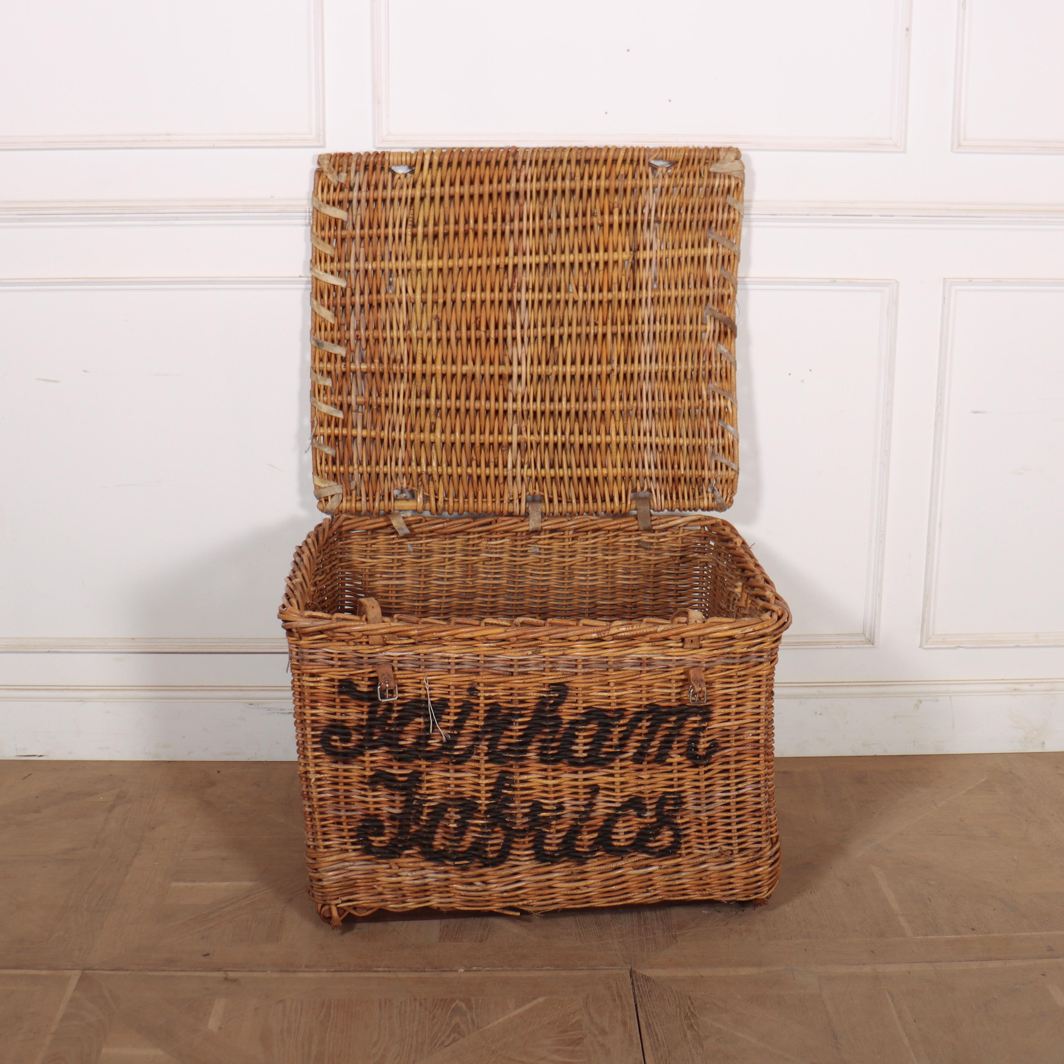 English Wicker Log Basket In condizioni buone in vendita a Leamington Spa, Warwickshire