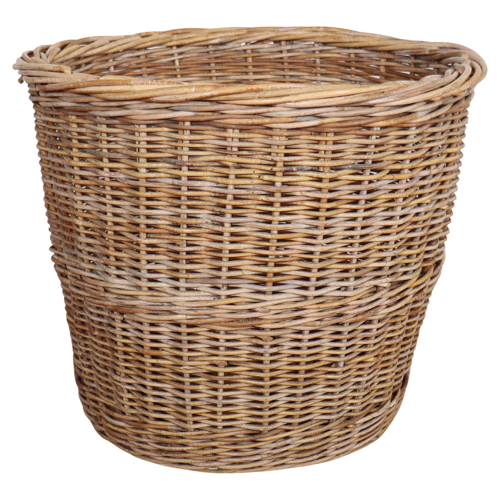 English Wicker Log Basket in vendita