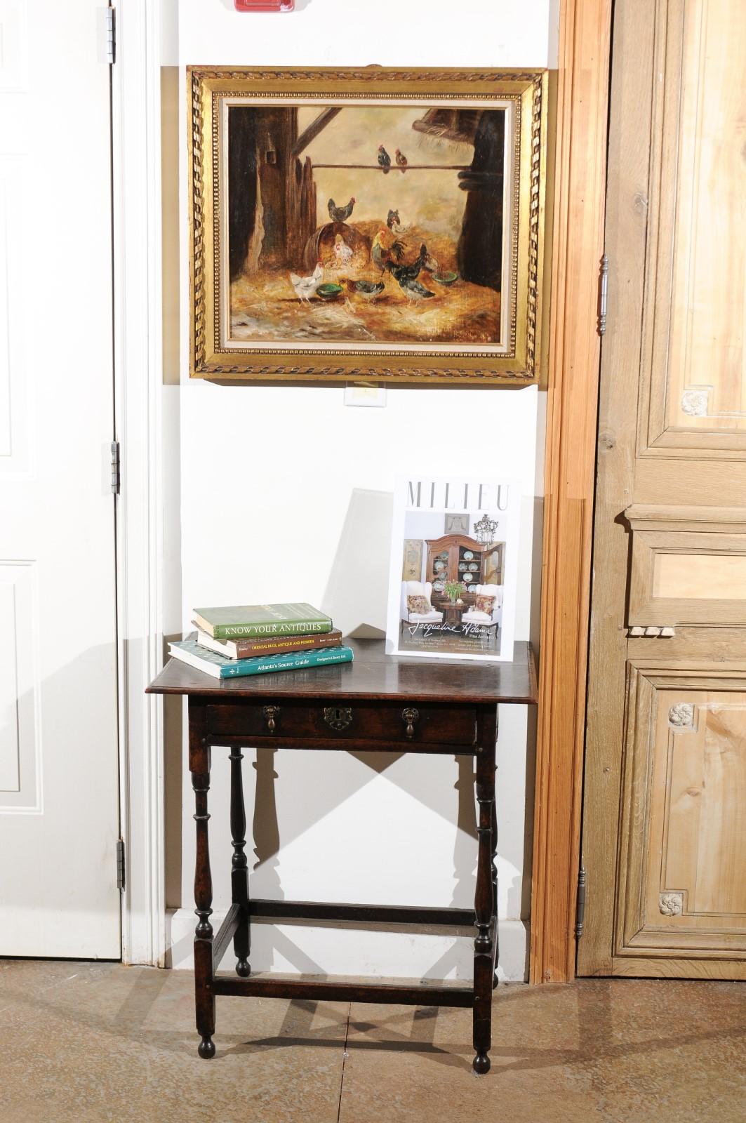 An English William and Mary period oak side table from the early 18th century, with single drawer and turned legs. Born in England during the early years of the 18th century, this exquisite oak side table features a rectangular planked top with