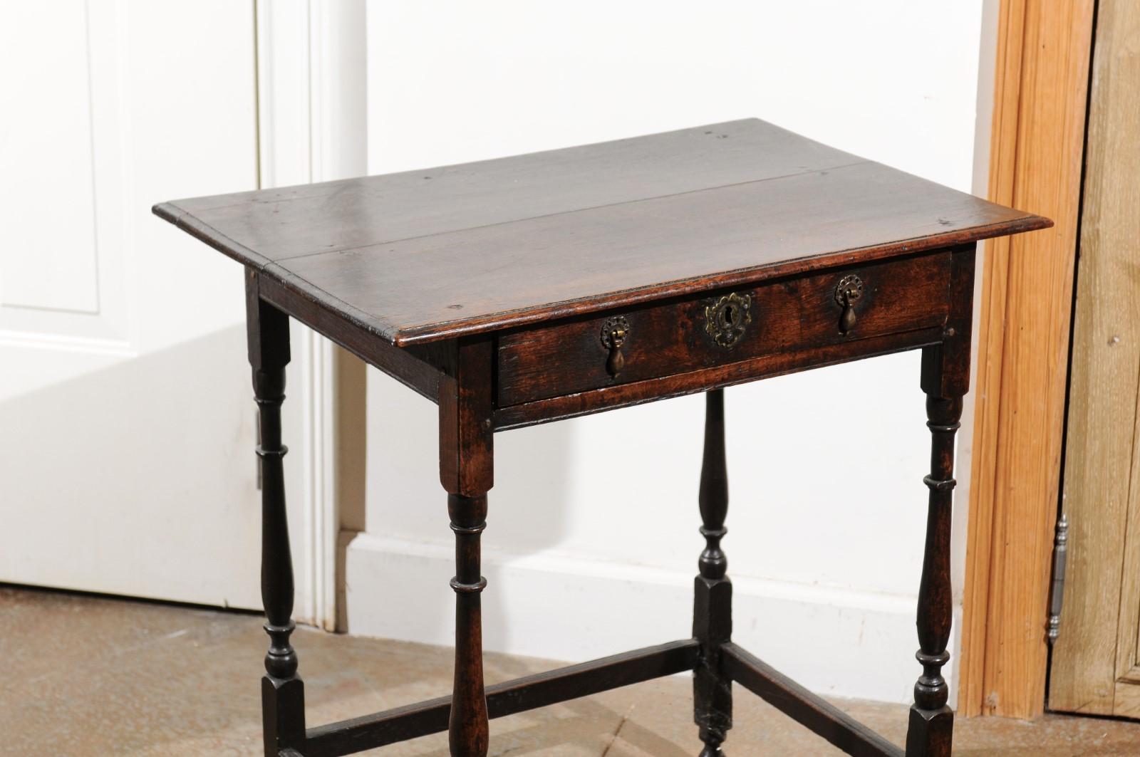 English William and Mary 1700s Oak Side Table with Drawer and Turned Legs In Good Condition In Atlanta, GA