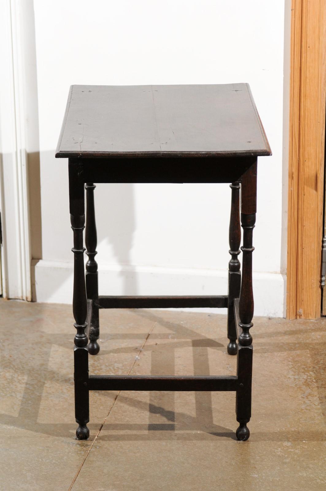 English William and Mary 1700s Oak Side Table with Drawer and Turned Legs 3