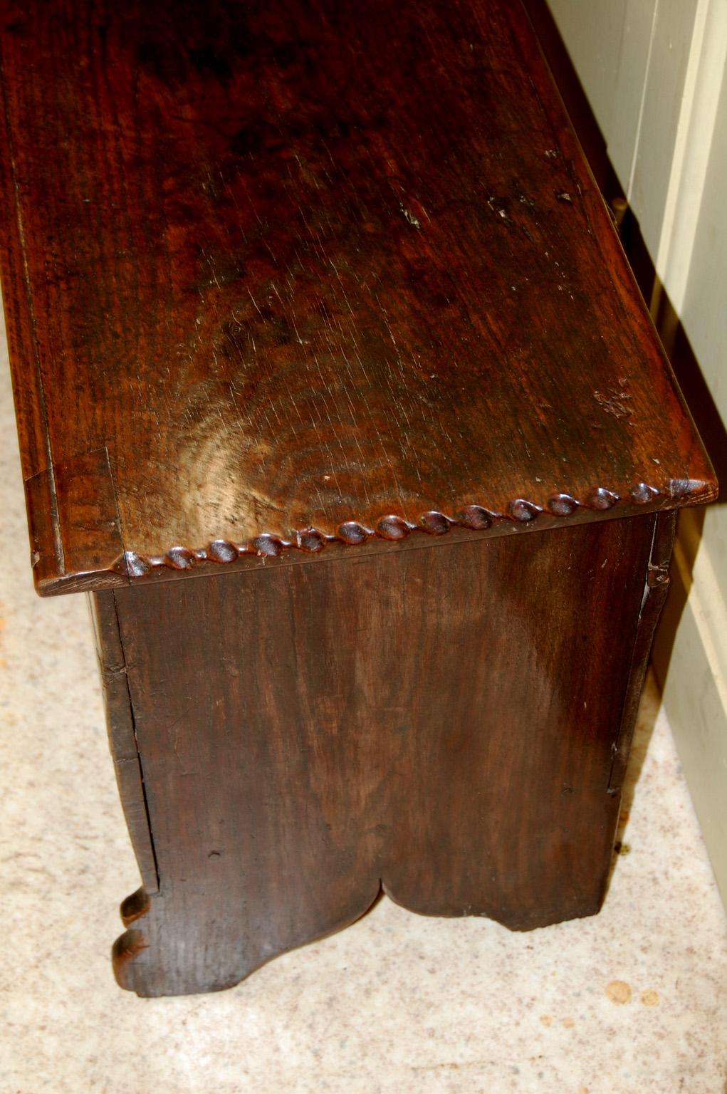 English William and Mary 17th Century Oak Coffer with Bootjack Ends Small Size In Good Condition For Sale In Wells, ME