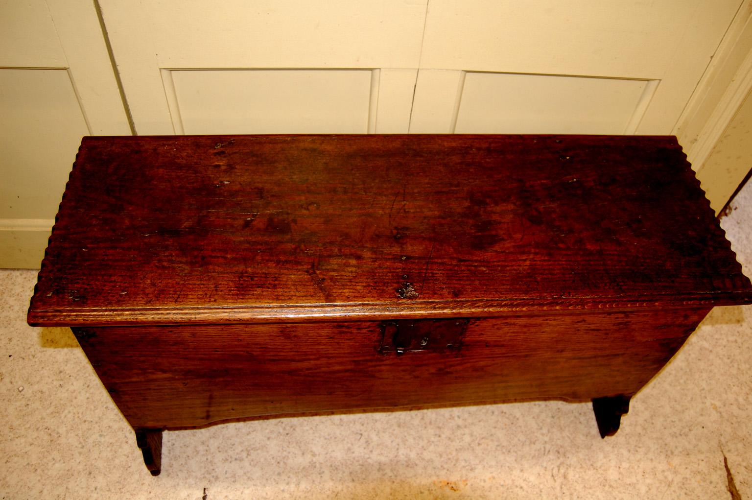 English William and Mary 17th Century Oak Coffer with Bootjack Ends Small Size For Sale 2