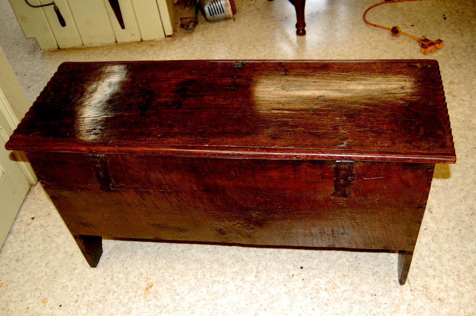 English William and Mary 17th Century Oak Coffer with Bootjack Ends Small Size For Sale 3