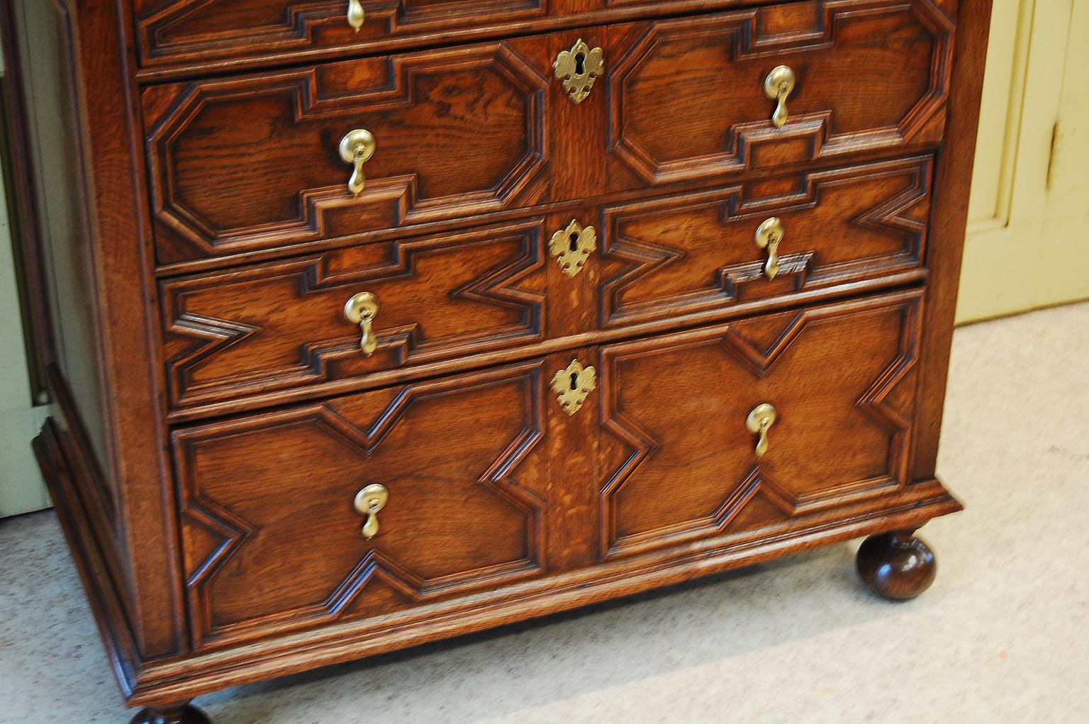 English William and Mary Period Oak Paneled Chest of Four  Drawers Circa 1690 In Good Condition For Sale In Wells, ME