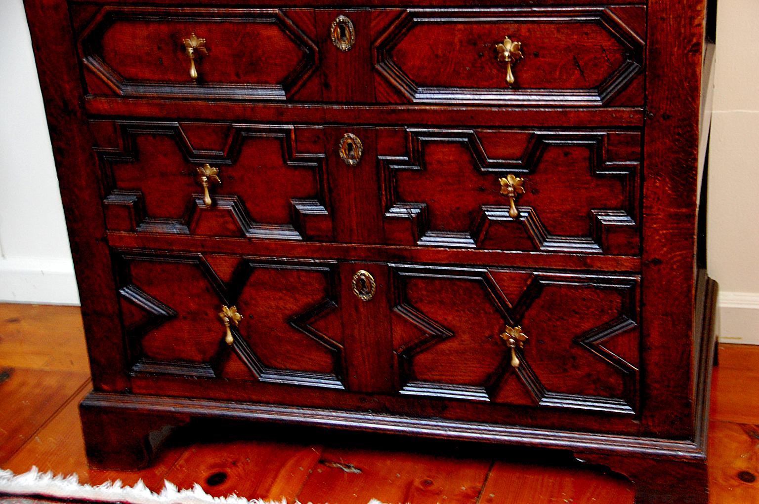 William and Mary Comò a quattro cassetti in legno di Oak del periodo William & Mary in vendita
