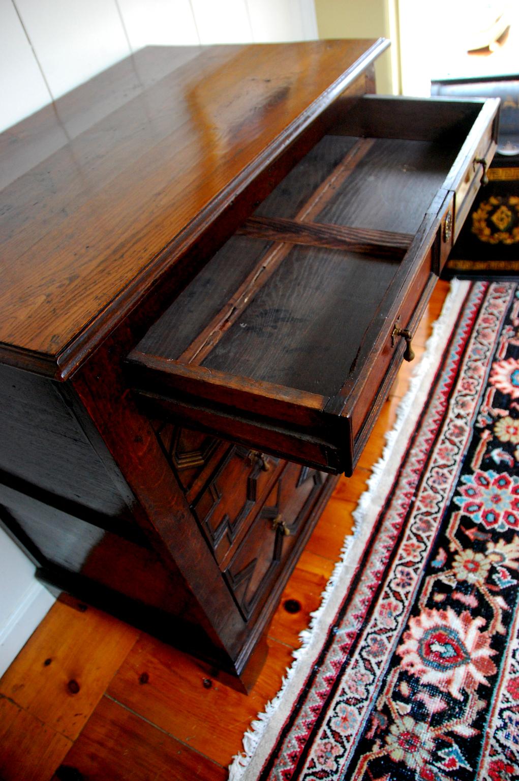Chêne Commode à quatre tiroirs en chêne d'époque William & Mary en vente