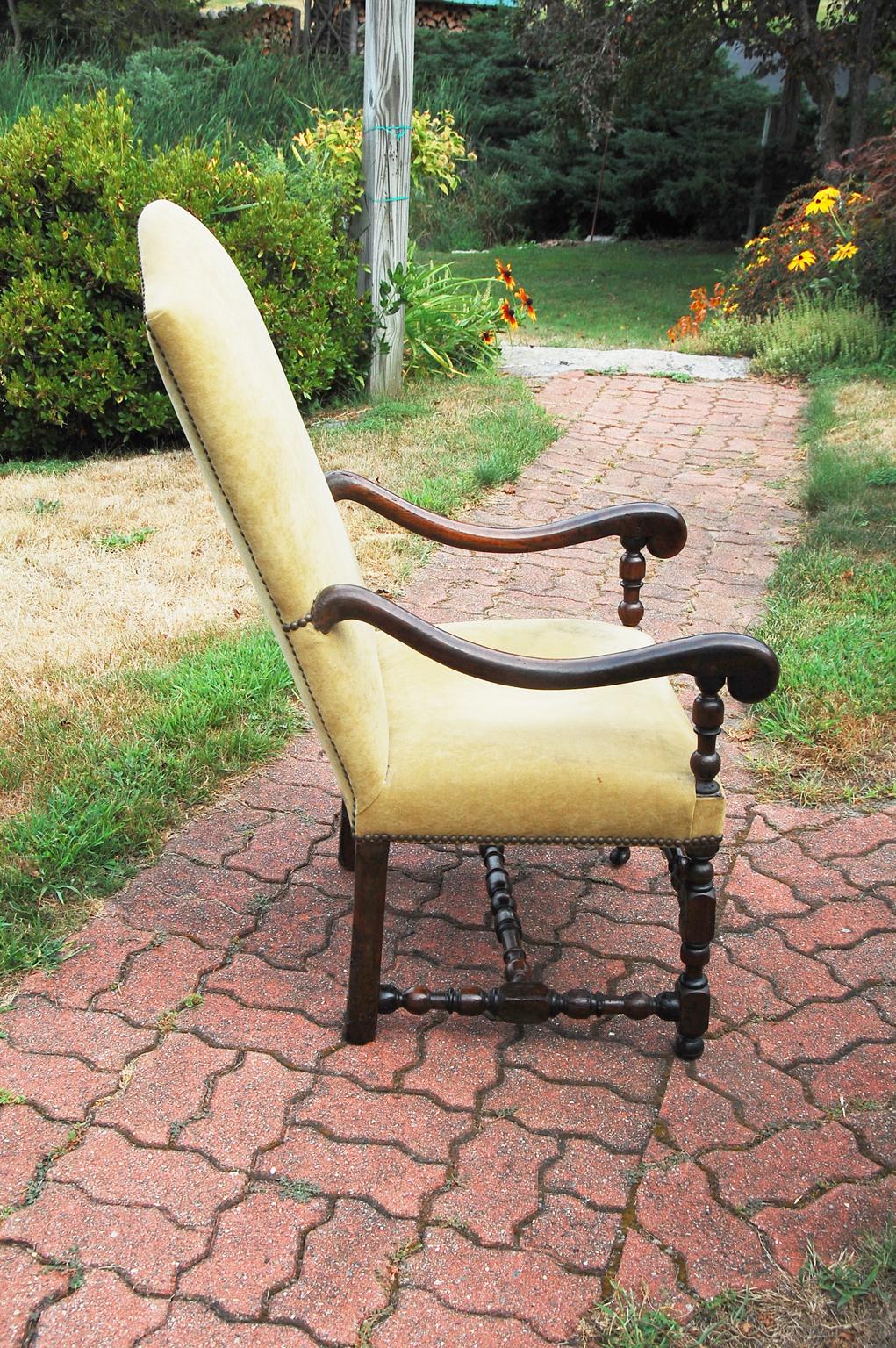 English William and Mary Period Walnut Carved and Turned Lounging Chair In Good Condition For Sale In Wells, ME