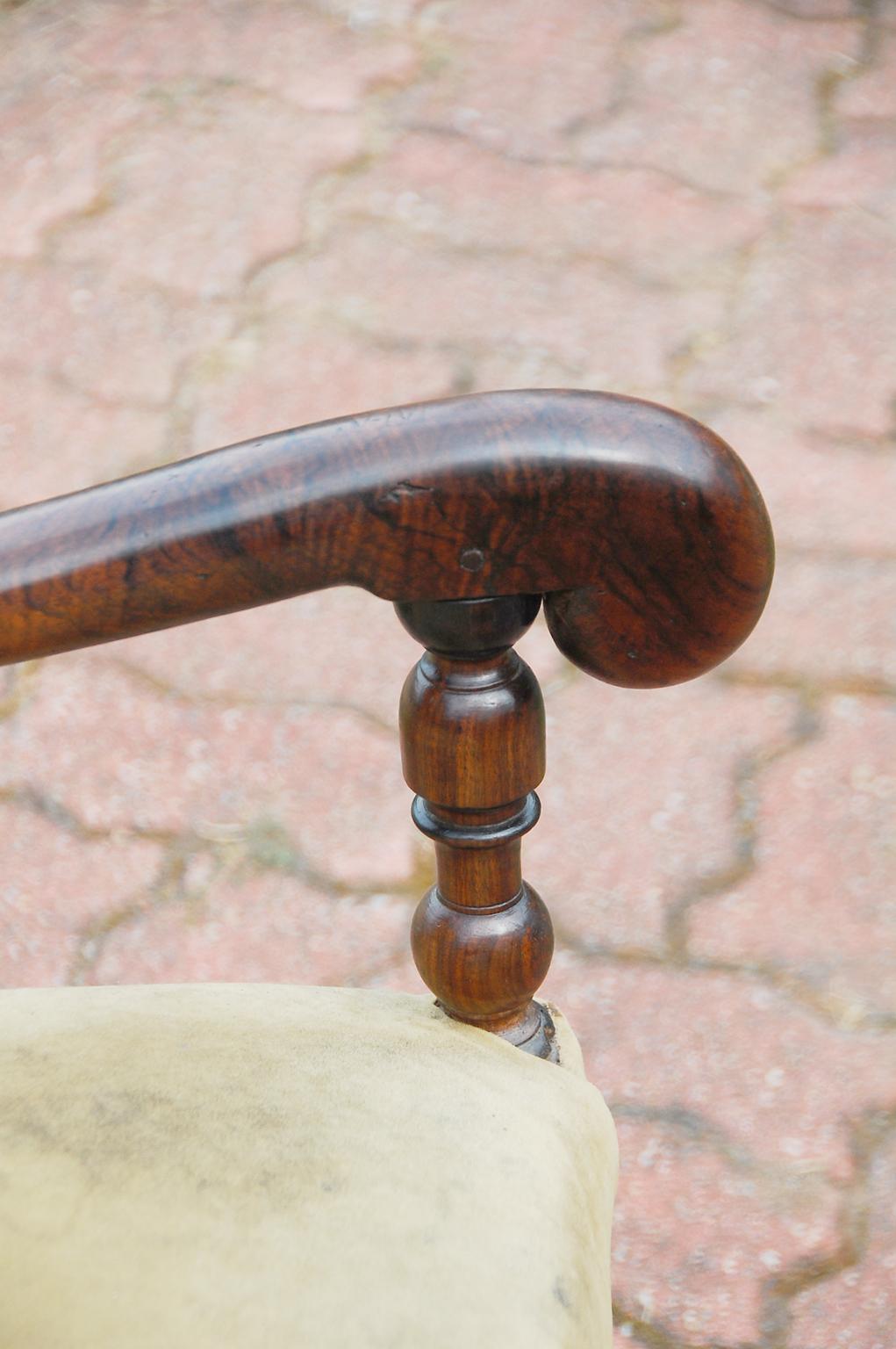 Englischer geschnitzter und gedrechselter Sessel aus Nussbaumholz aus der William-and-Mary-Periode (17. Jahrhundert) im Angebot