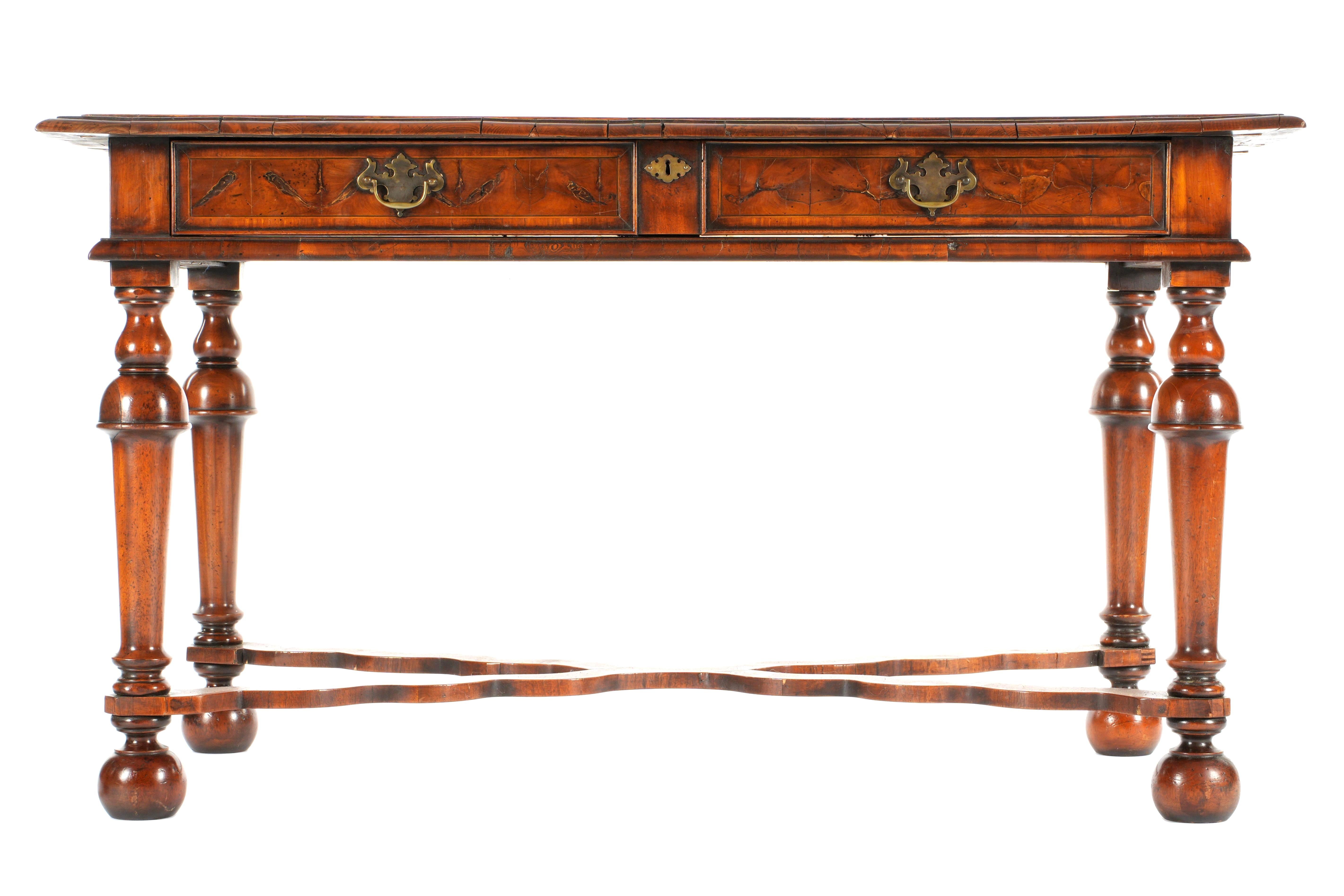 Table à écrire en placage d'huître de style William and Mary anglais. La table est magnifiquement fabriquée avec un plateau en placage d'huître richement figuré et disposé en motifs géométriques. Le plateau rectangulaire est surmonté d'une frise et