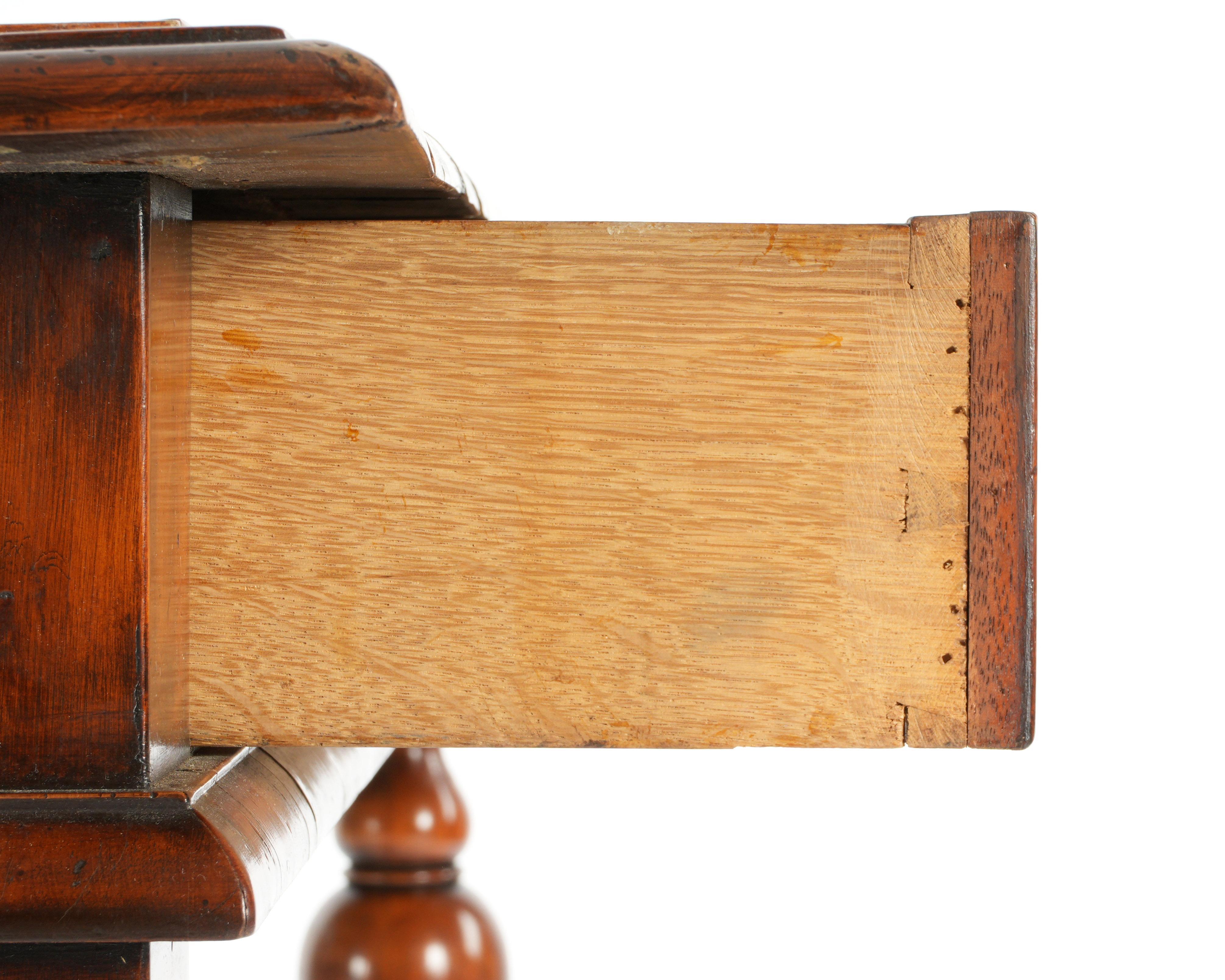 Anglais Table à écrire en placage d'huître de style William & Mary en vente