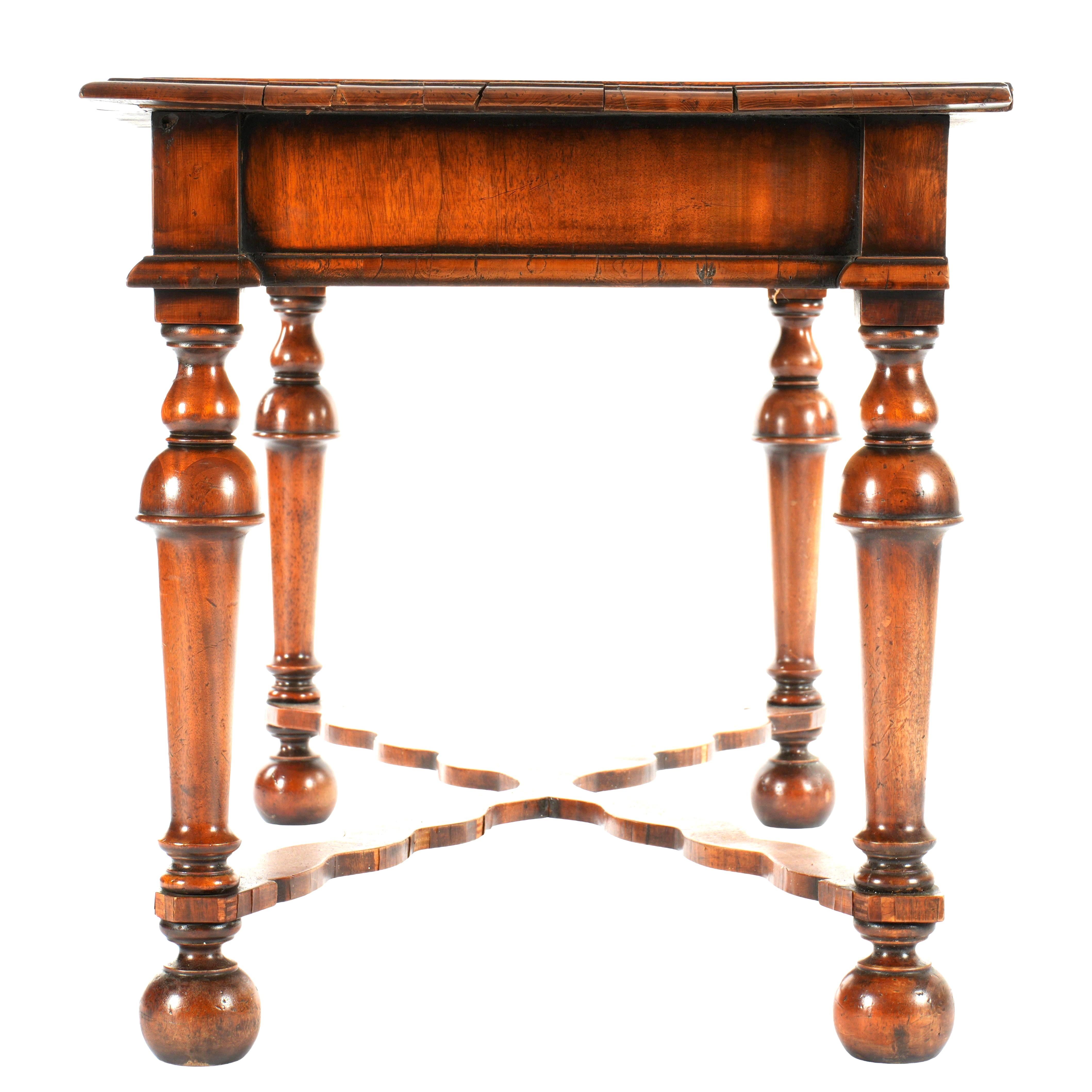 Table à écrire en placage d'huître de style William & Mary Bon état - En vente à Bradenton, FL