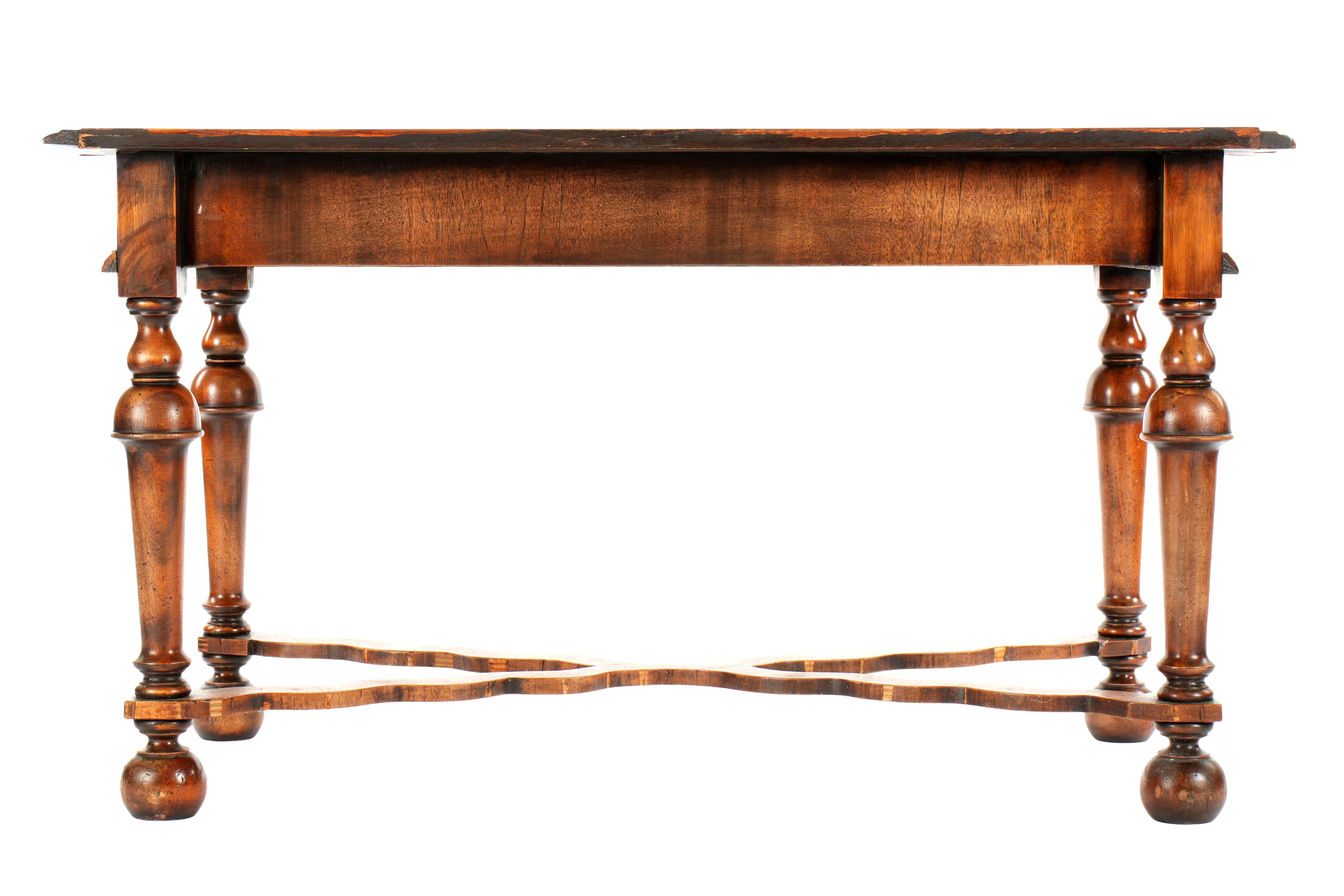 Bois Table à écrire en placage d'huître de style William & Mary en vente