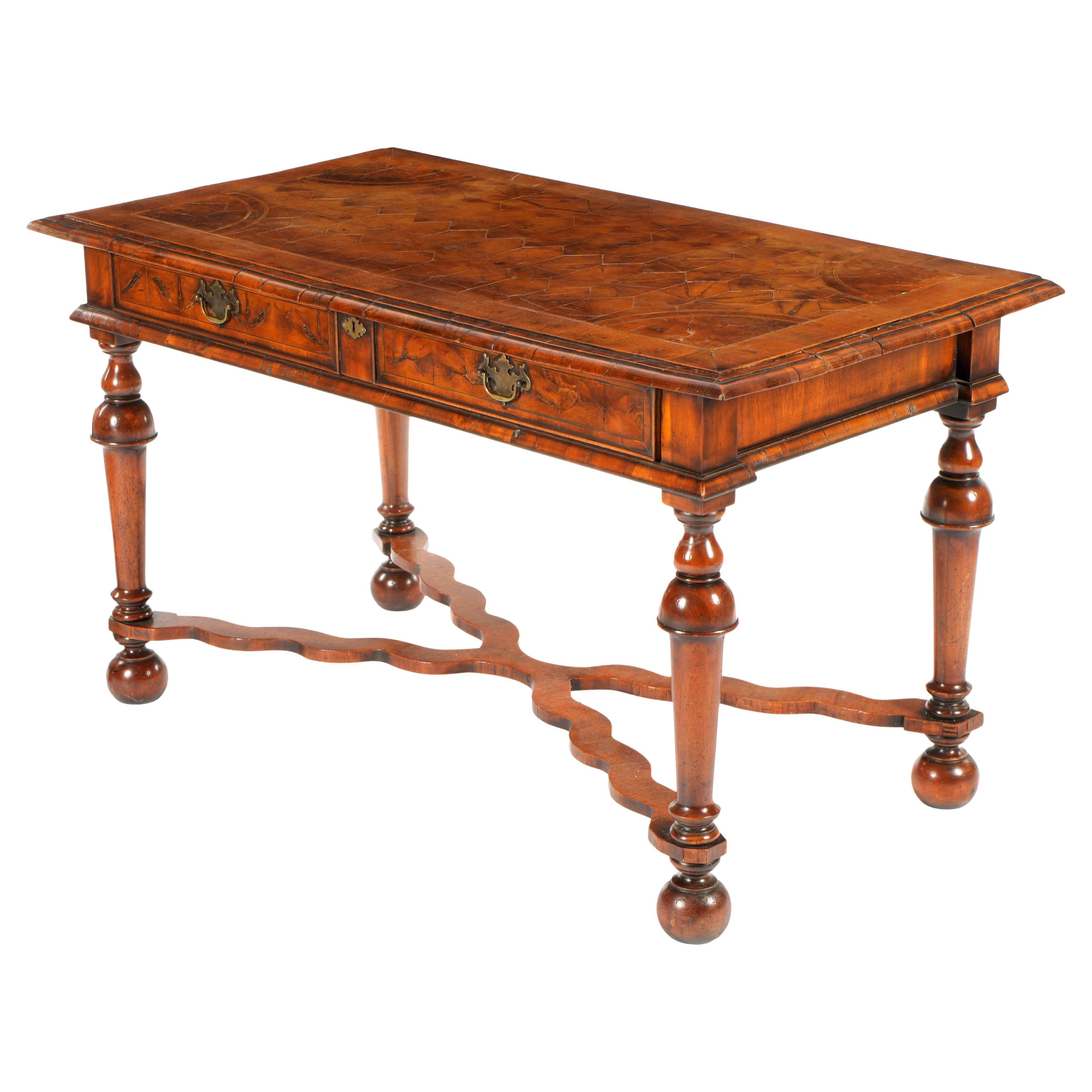 Table à écrire en placage d'huître de style William & Mary