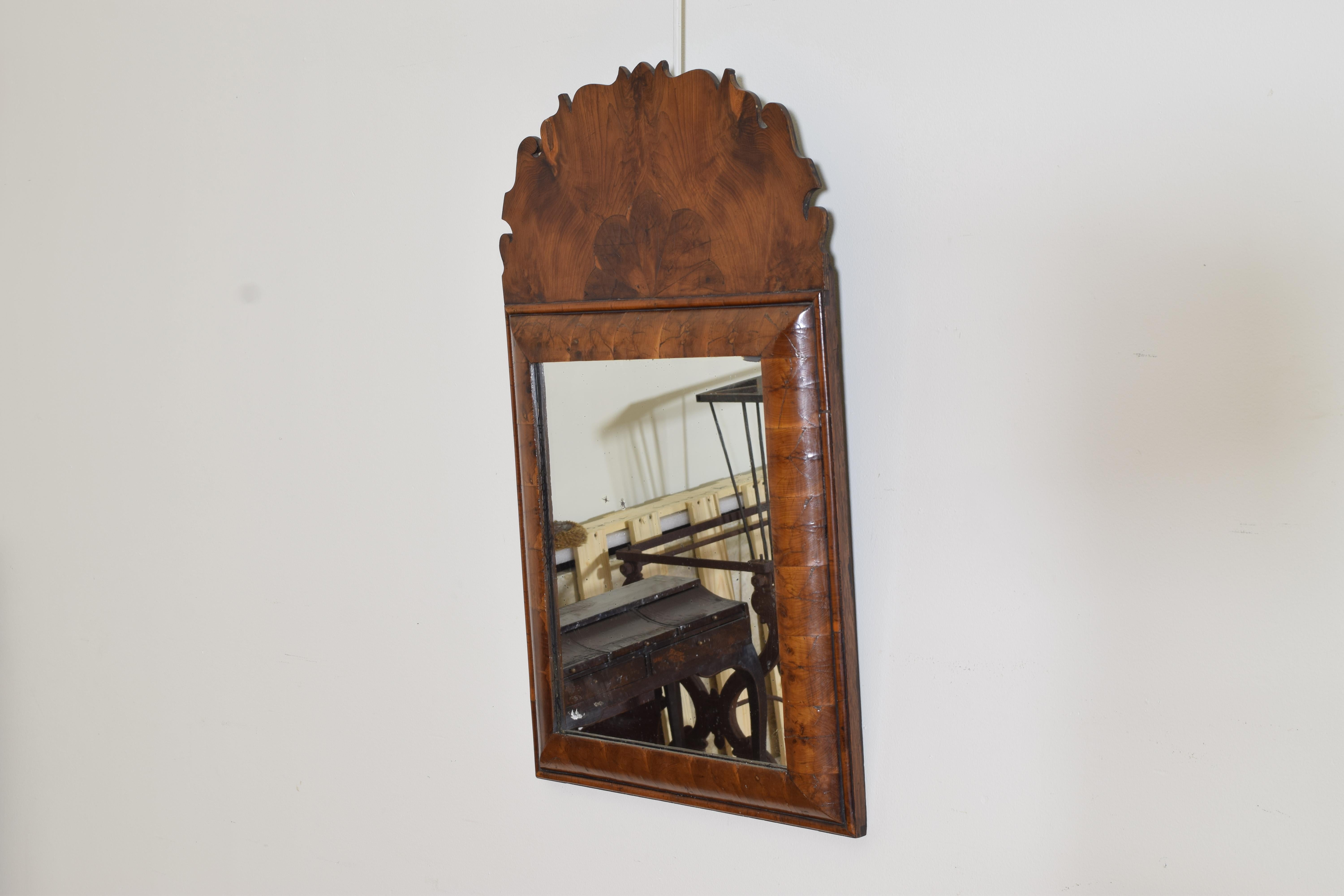 English William and Mary Style Oyster Walnut Mirror, mid 19th century In Good Condition For Sale In Atlanta, GA