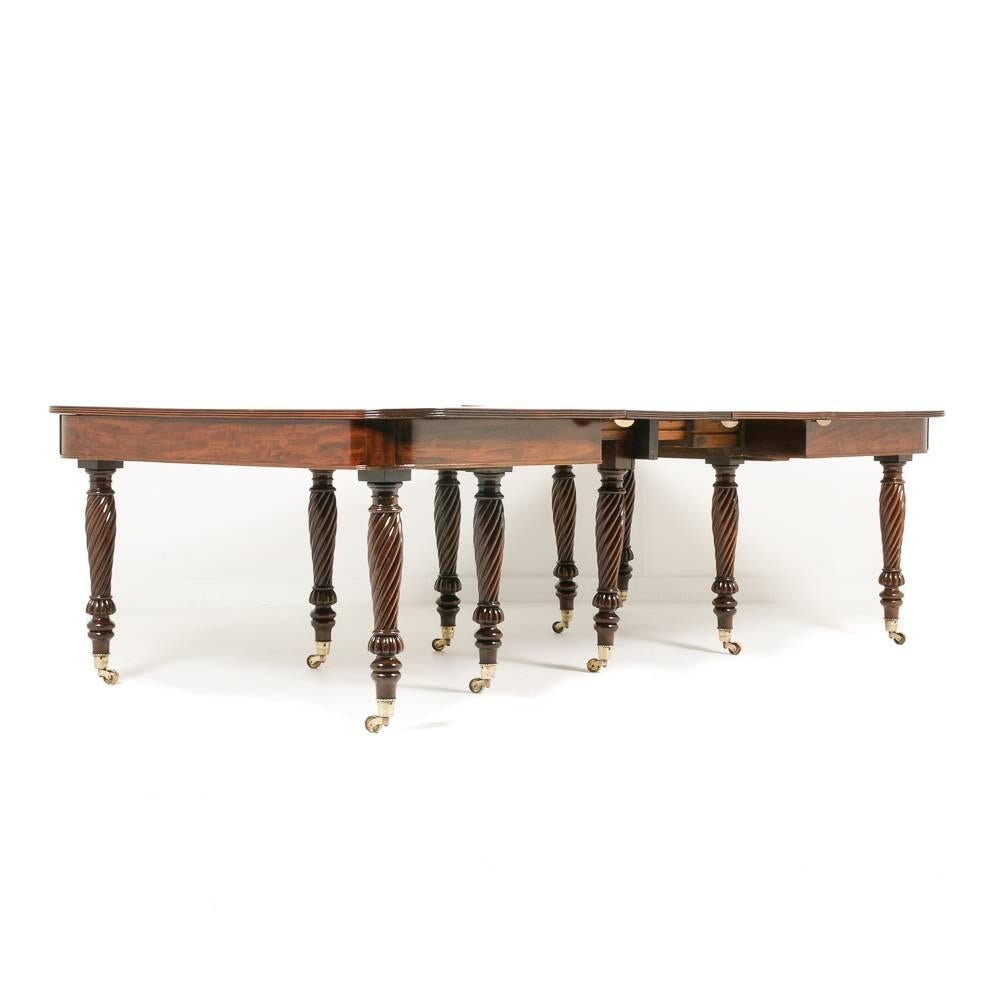 Satinwood English William IV Banquet Table with Seven Leaves