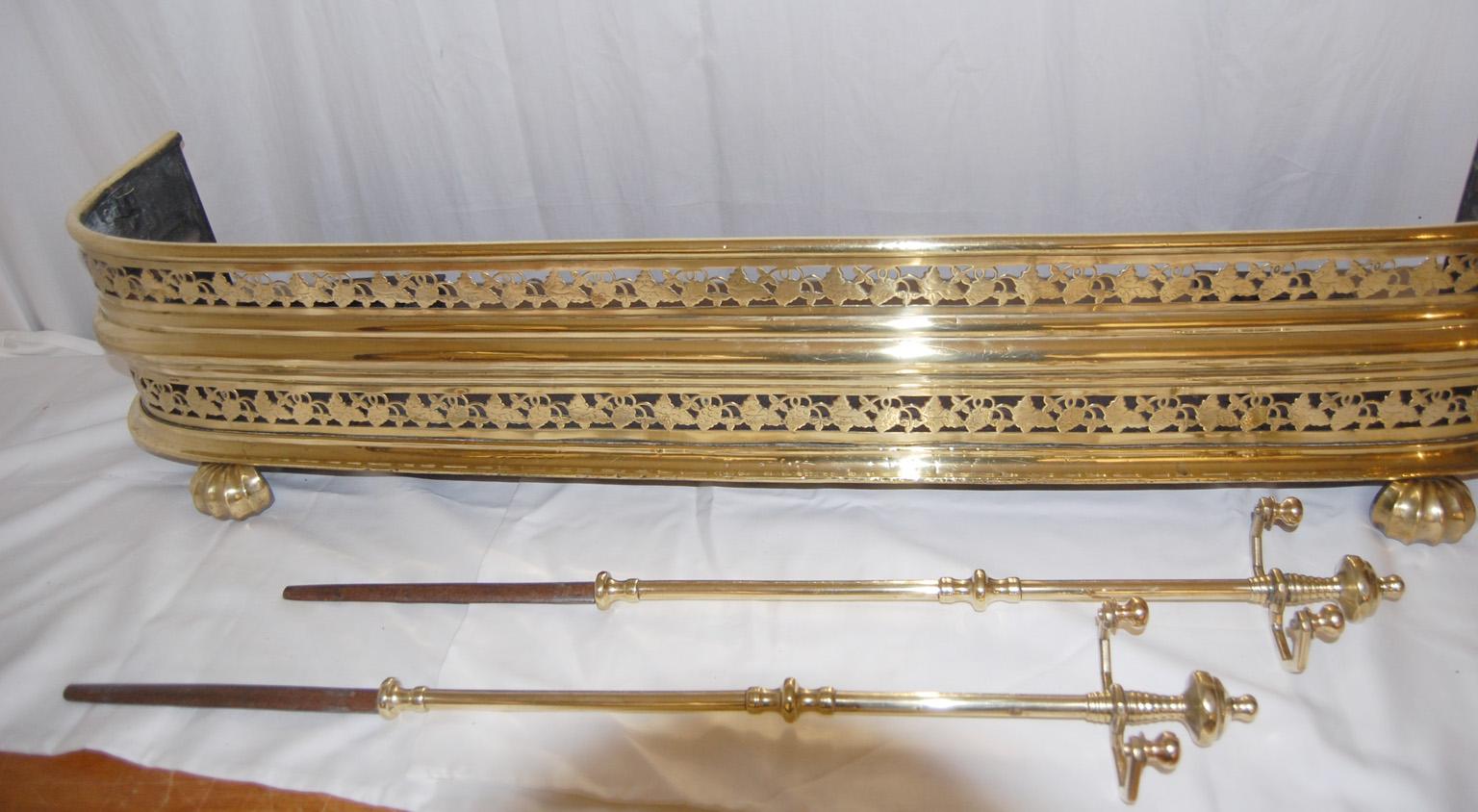 English William IV Brass Pierced  Fender with Removable Fire Tool Stanchions For Sale 1