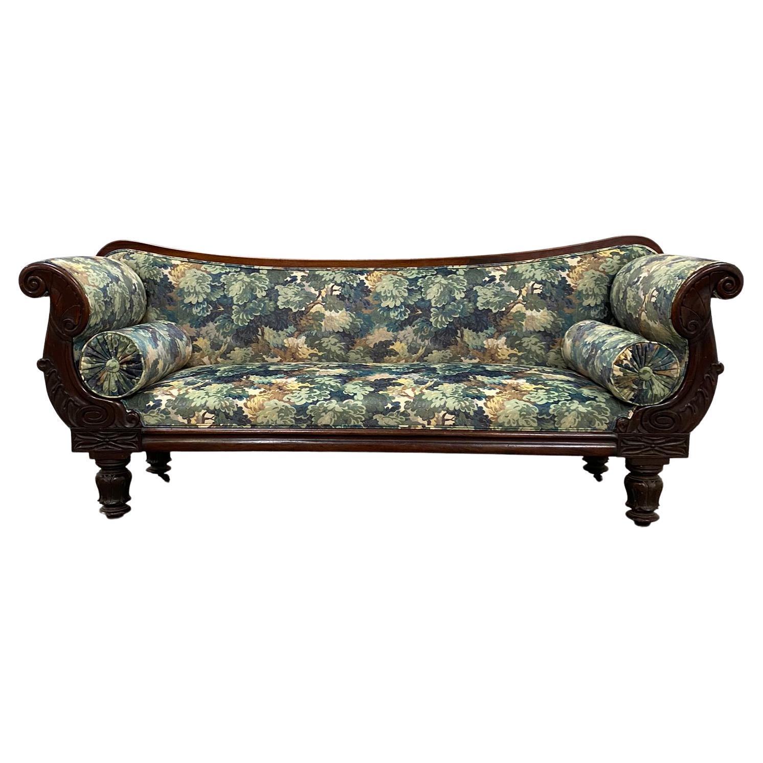 Este magnífico sofá William IV es de gran calidad y elegante forma. Se compone de un armazón de caoba y presenta una elegante barra superior perfilada, brazos de renacimiento egipcio y patas talladas con hojas de laurel. 
El sofá se ha retapizado
