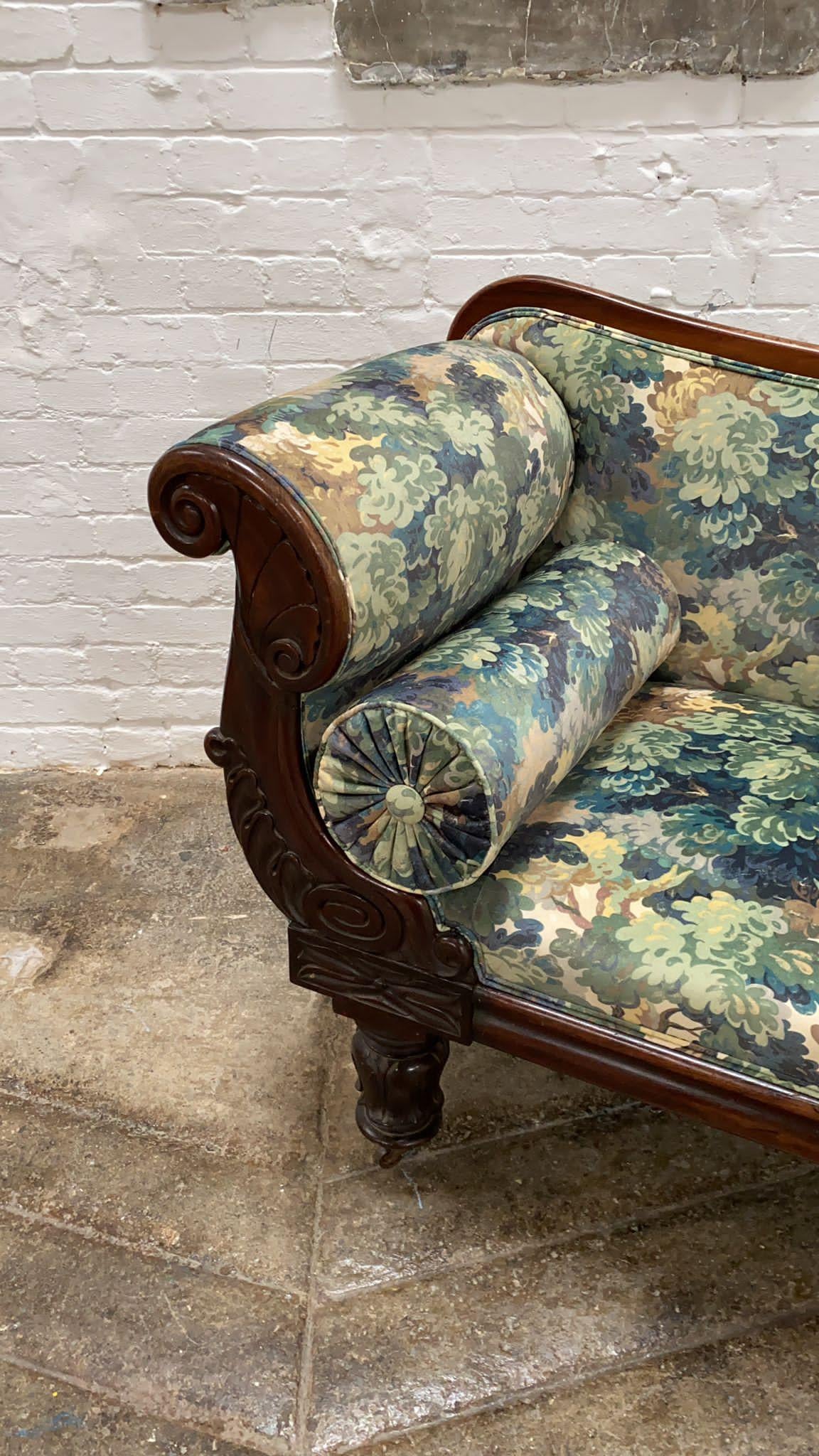 Englisches geschnitztes Sofa im William-IV-Stil, 19. Jahrhundert im Zustand „Gut“ im Angebot in Somerton, GB