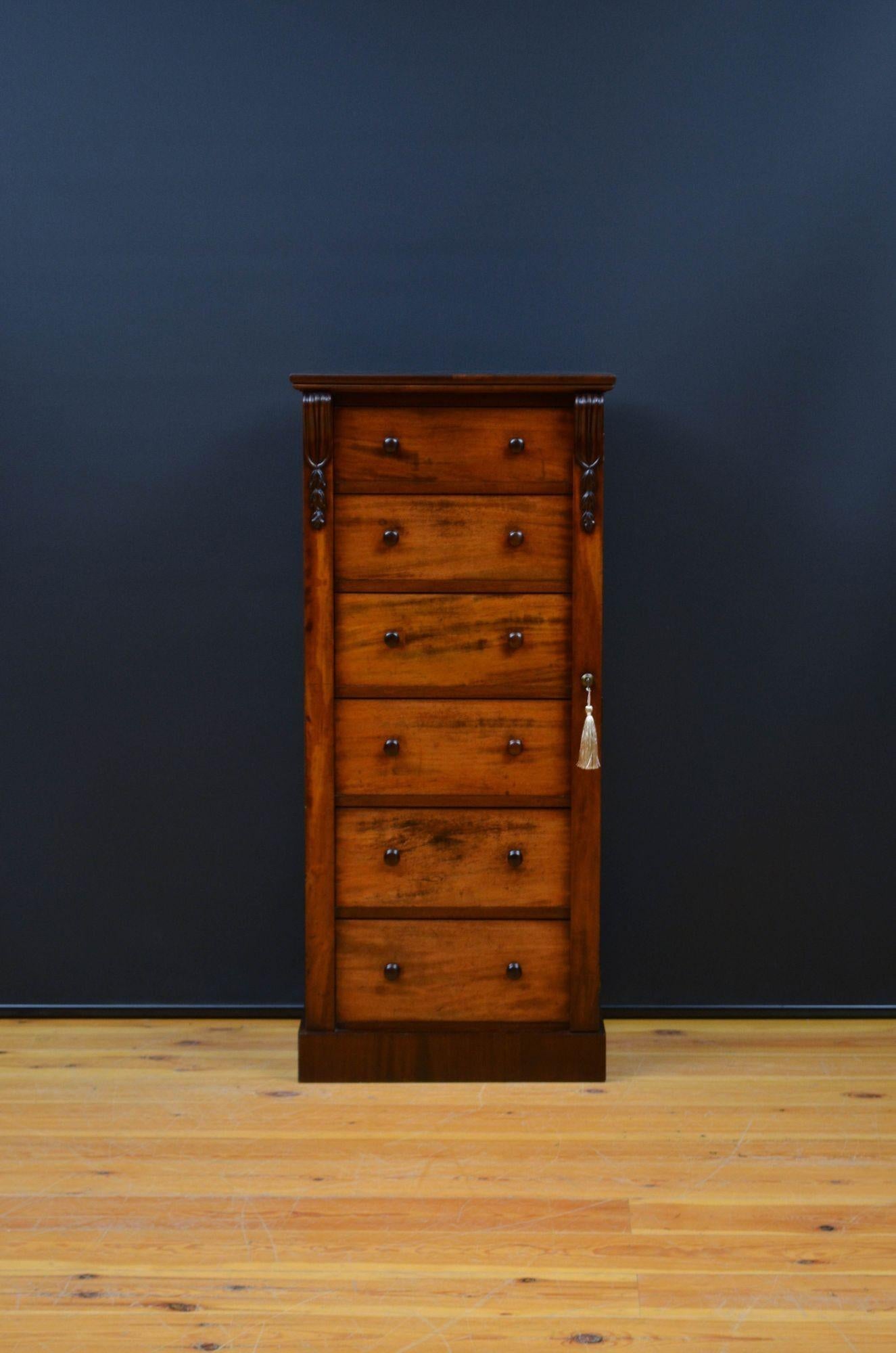 Sn5567 Cassettone Wellington in mogano inglese di qualità, con piano in mogano massiccio figurato sopra sei cassetti in mogano figurato rivestiti in quercia e dotati di pomello originale tornito e barra di chiusura con serratura originale e chiave,