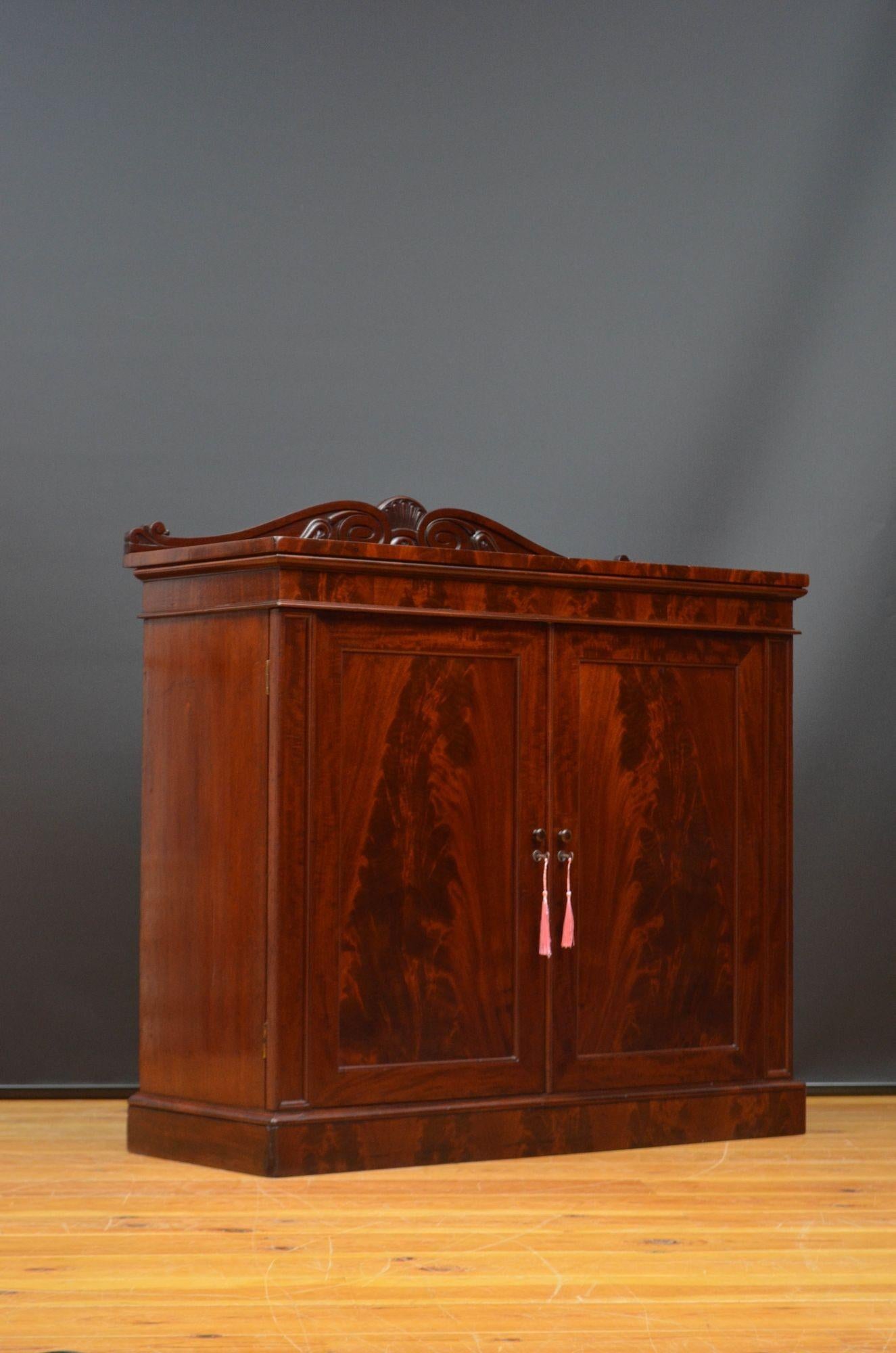 English William IV Mahogany Chiffonier Sideboard In Good Condition For Sale In Whaley Bridge, GB