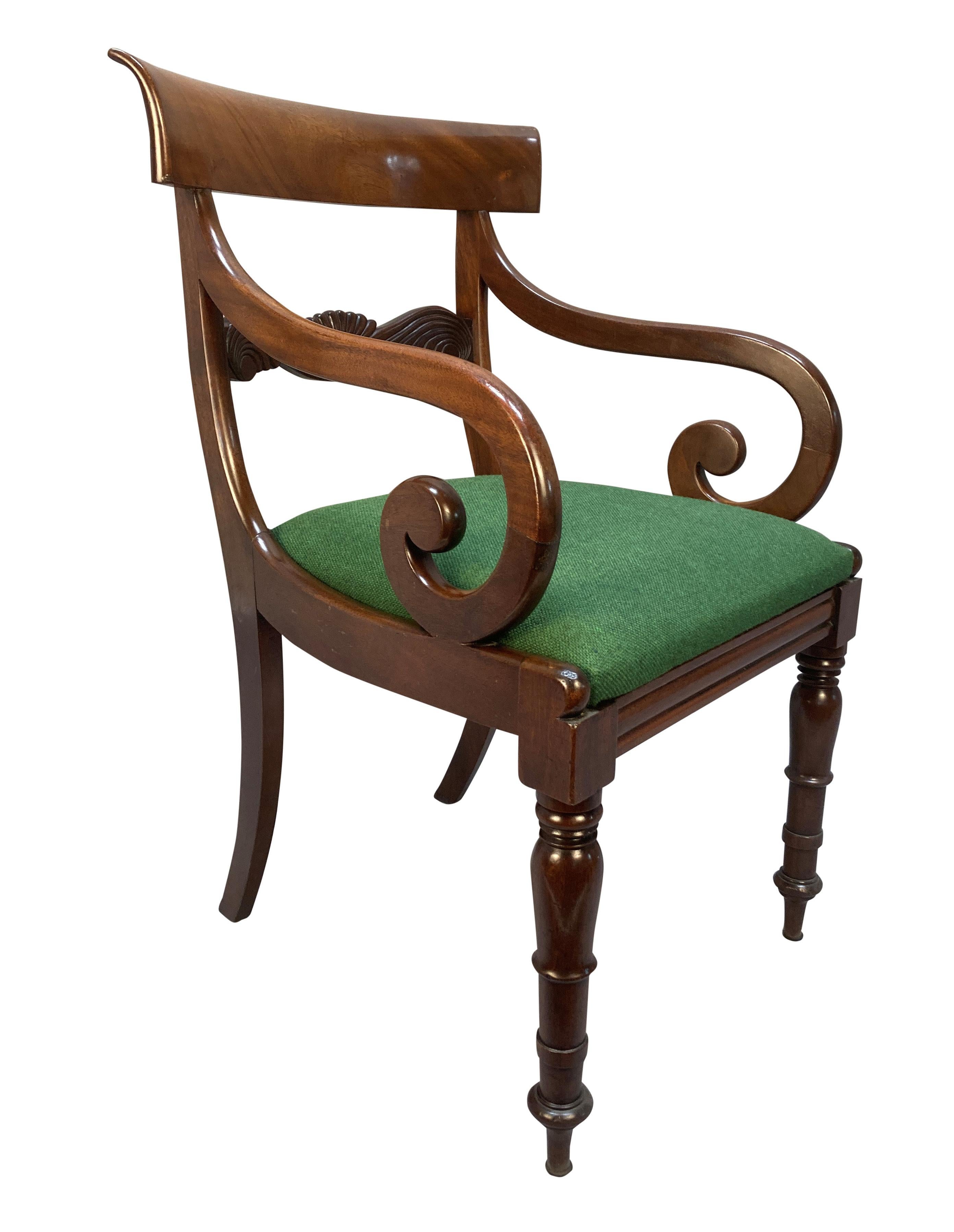 Una sedia da scrivania inglese William IV in mogano intagliato, con buona patina, con seduta in lana verde.