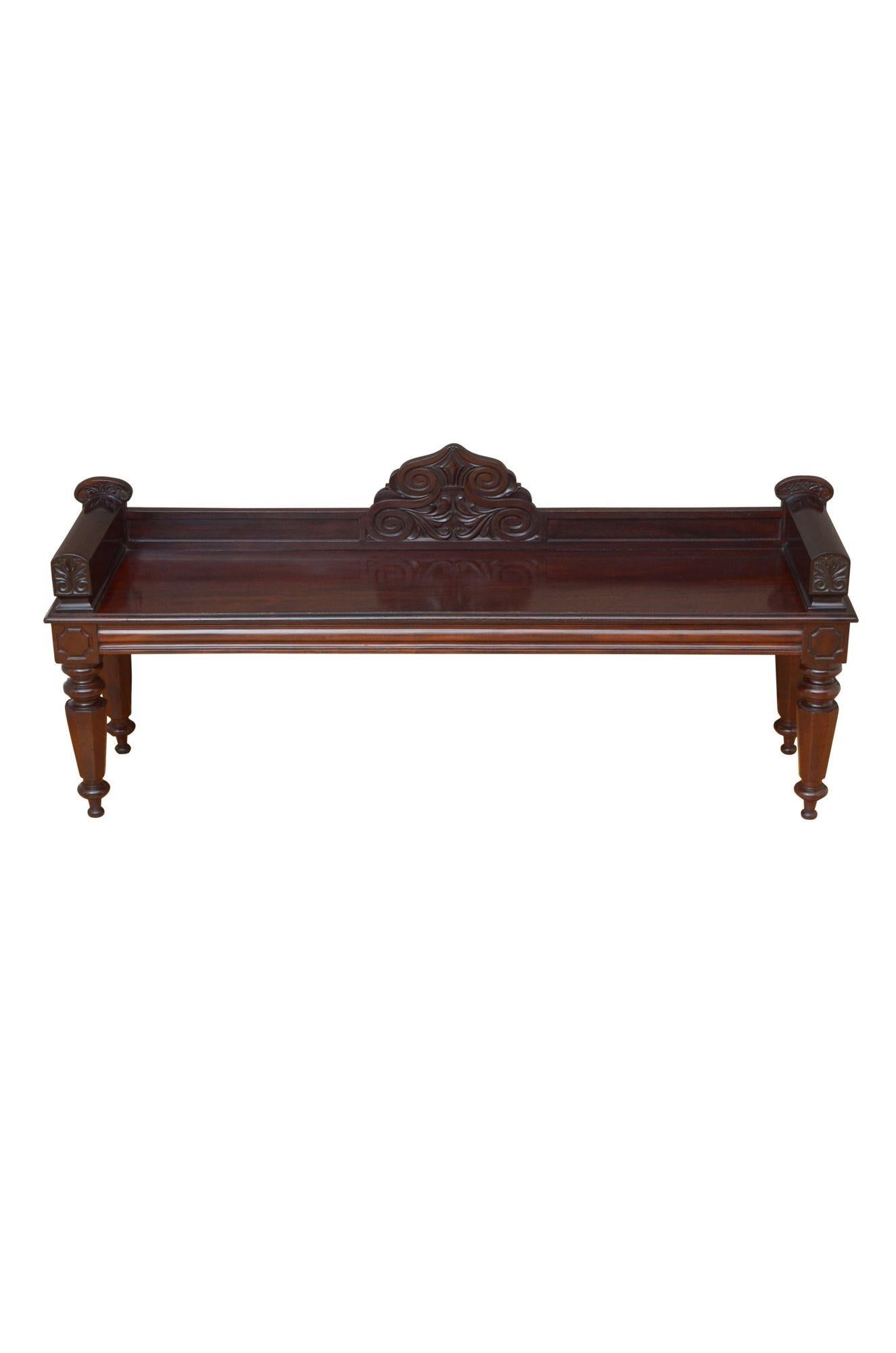 K0607 Superba panca da sala di William Hall in mogano, con galleria pannellata sul bordo posteriore con intaglio a volute a forma di S al centro, seduta in mogano massiccio con bordo modellato e estremità finemente intagliate sopra un fregio