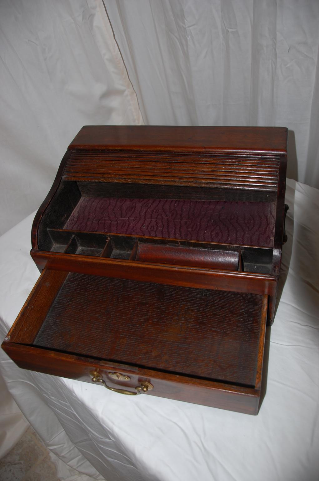Englische Tambour-Schreibkasten aus Mahagoni im William-IV-Stil mit Schublade in Serpentinenform (Messing) im Angebot