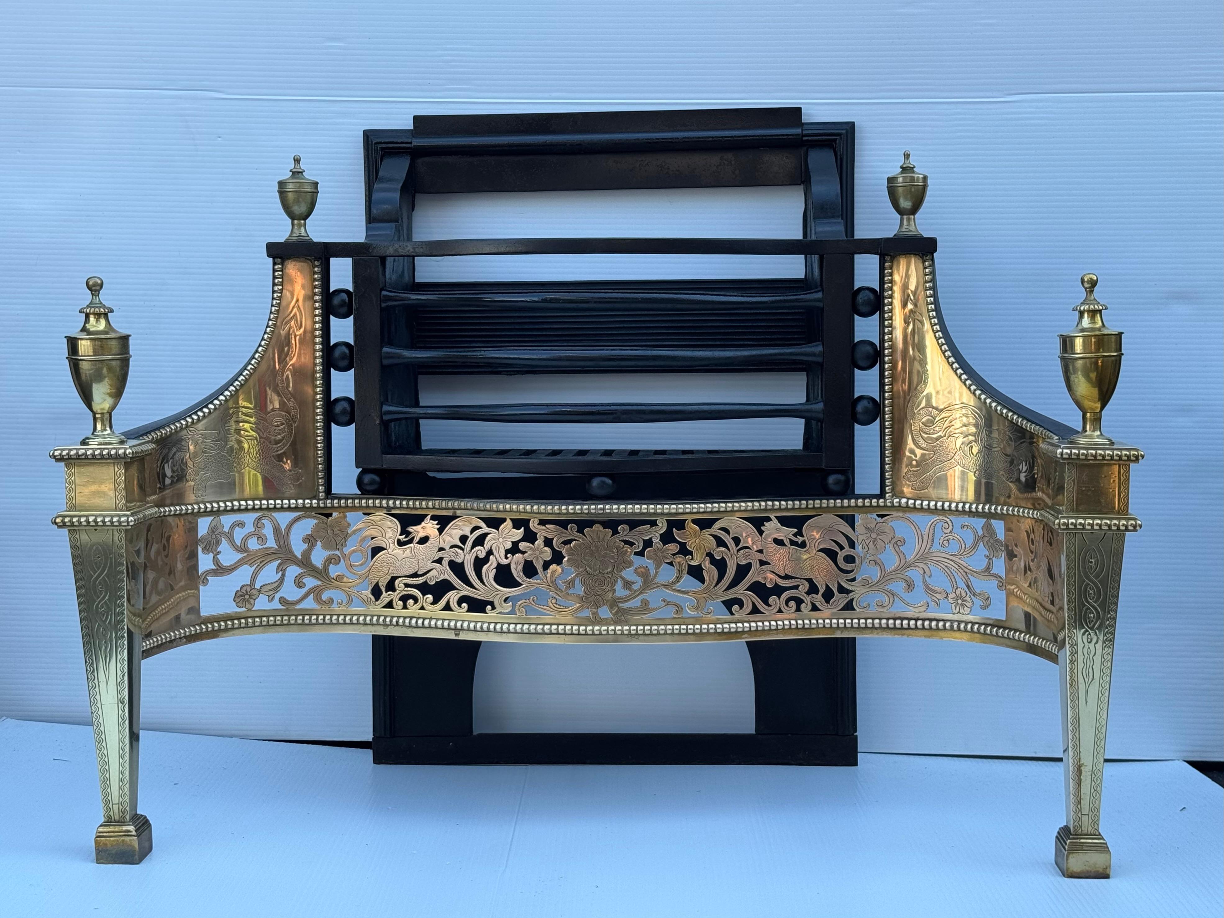 Rejilla de chimenea inglesa de latón ormolu de Guillermo IV con dragones y serpientes Mediados del siglo XIX en venta