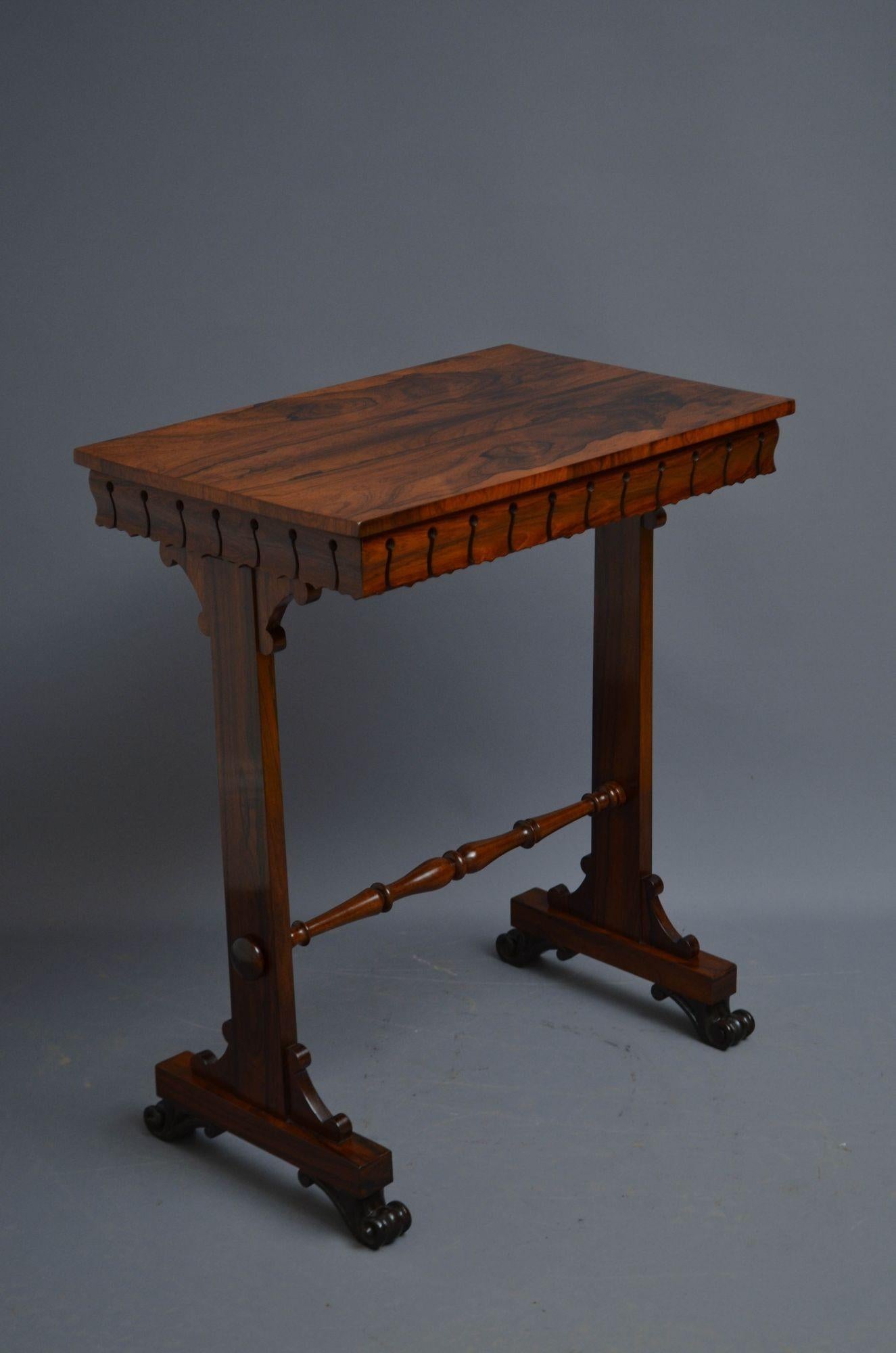 Sn5608 Table d'appoint William IV en bois de rose, de belle qualité et très élégante, avec un plateau bien figuré au-dessus d'une frise sculptée de pétales et un tiroir en frise doublé d'acajou, équipé d'une serrure d'origine en état de marche et