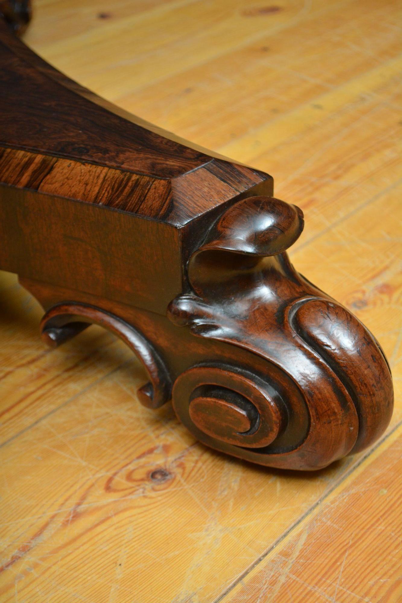 Table centrale anglaise William IV en bois de rose à plateau basculant en vente 9
