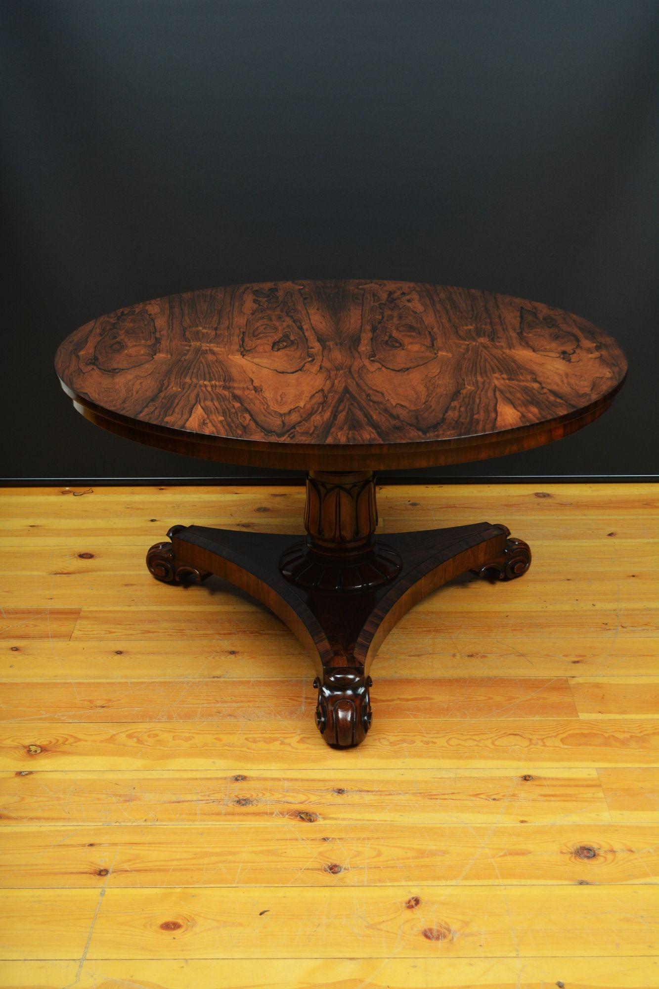 Anglais Table centrale anglaise William IV en bois de rose à plateau basculant en vente